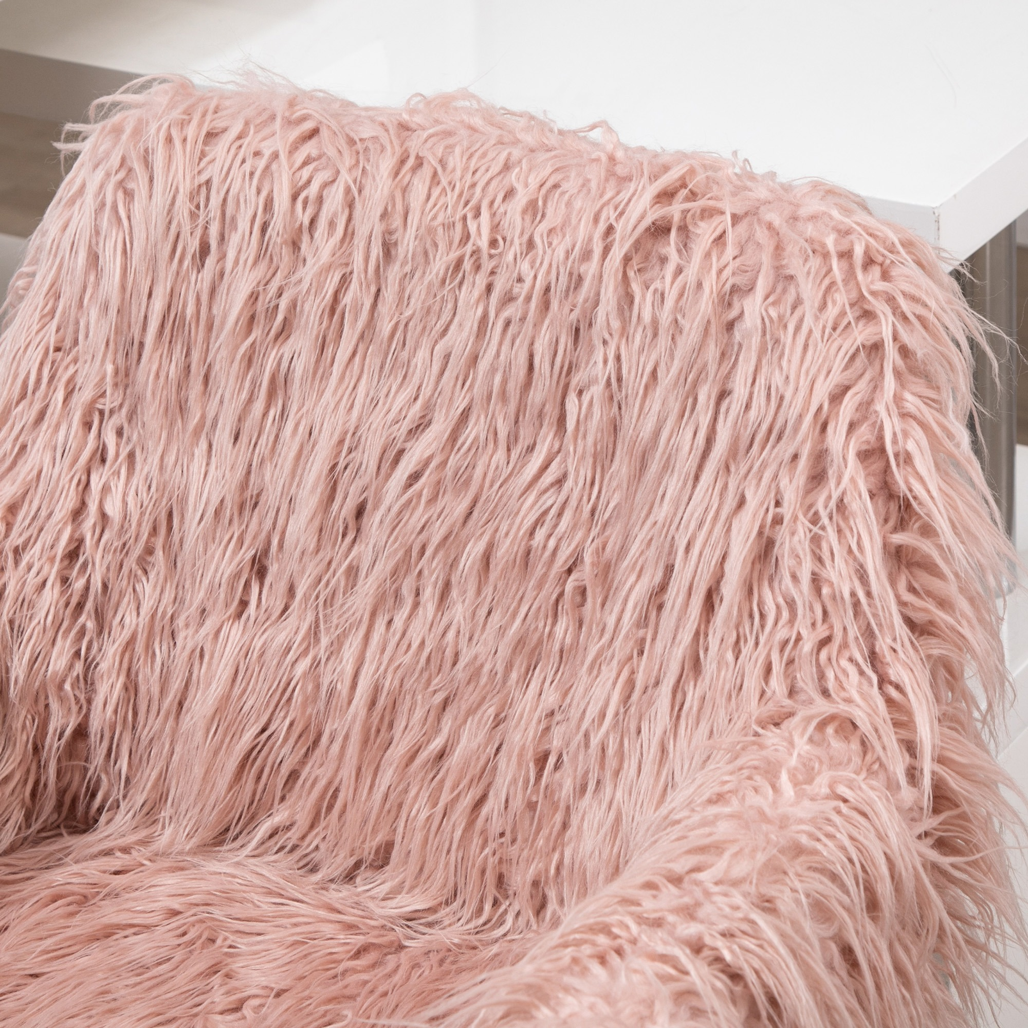 Ein rosa Kunstfellüberwurf auf einem weißen Stuhl, die Struktur des Stuhls ist sichtbar.