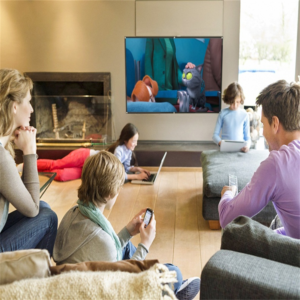 Familie schaut fern, mit einem Fernseher, der eine Animation anzeigt. Mehrere Personen benutzen elektronische Geräte.
