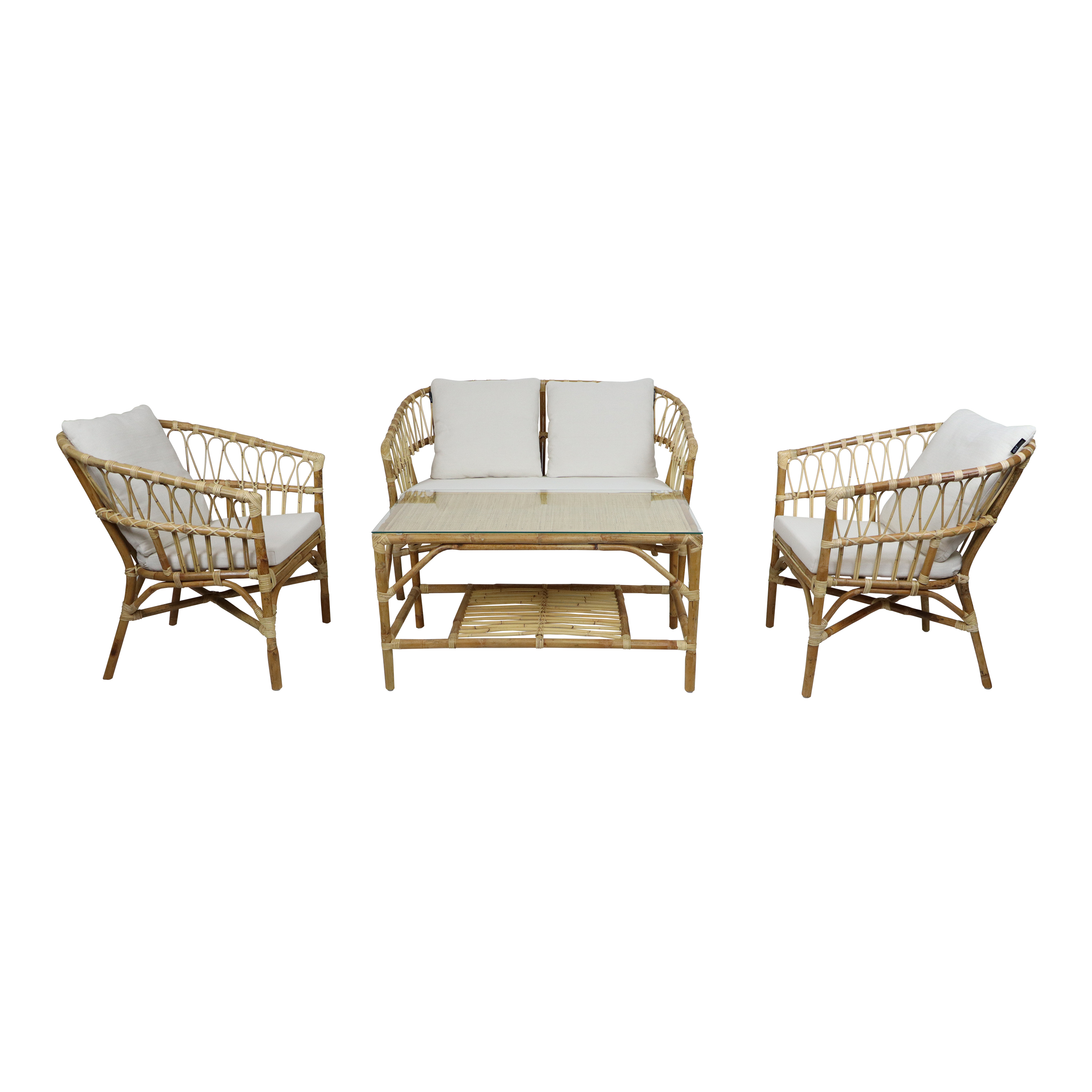 Rattan-Terrassenset mit einem Tisch und zwei Stühlen auf weißem Hintergrund.
