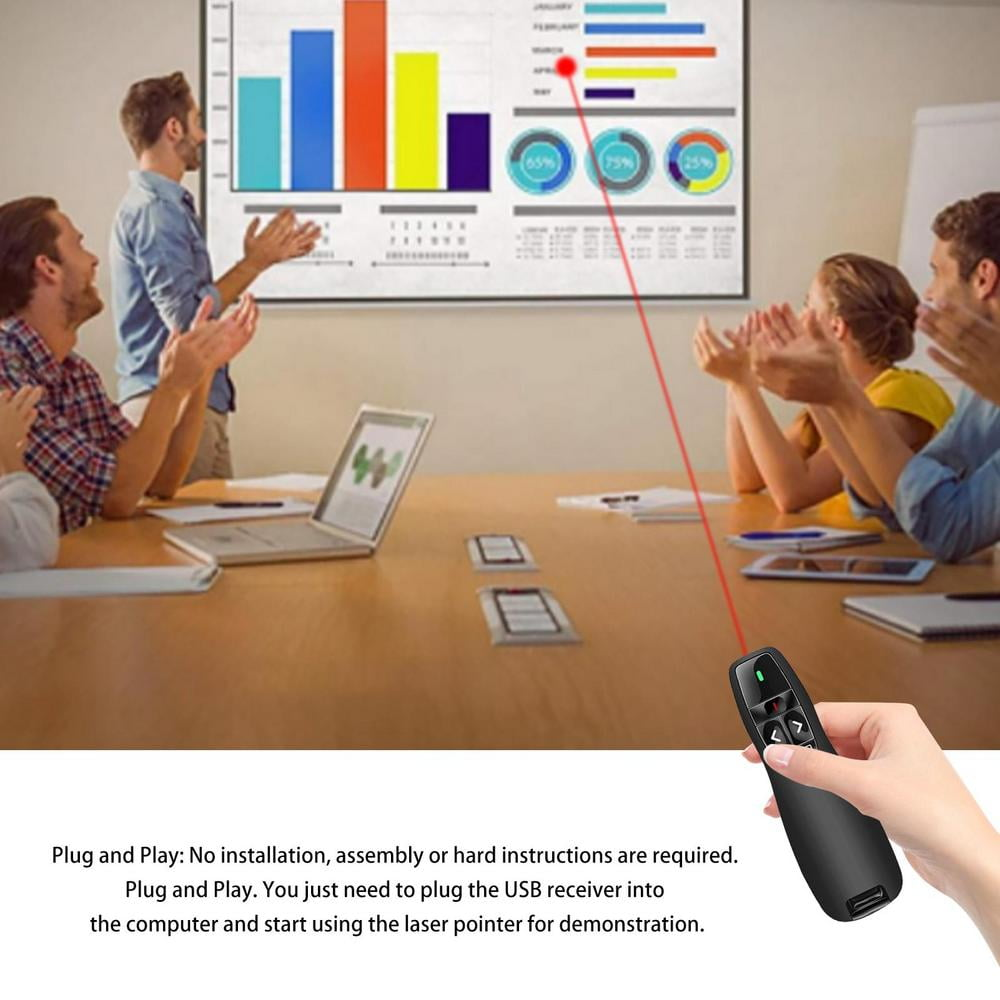 Eine Person benutzt einen Präsentationsklicker mit rotem Laserpointer. Eine Tafel mit Diagramm.