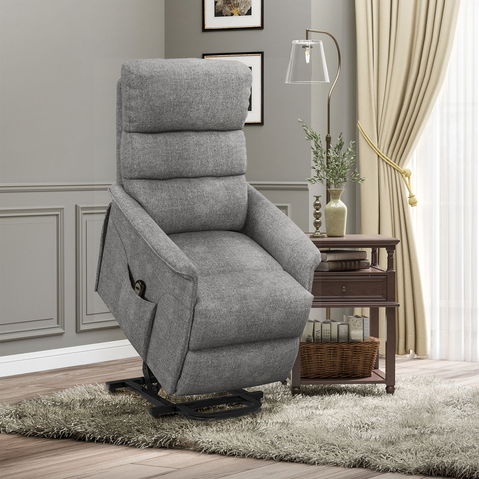 Sillón reclinable gris en una habitación. Mesita, lámpara y alfombra en el marco.