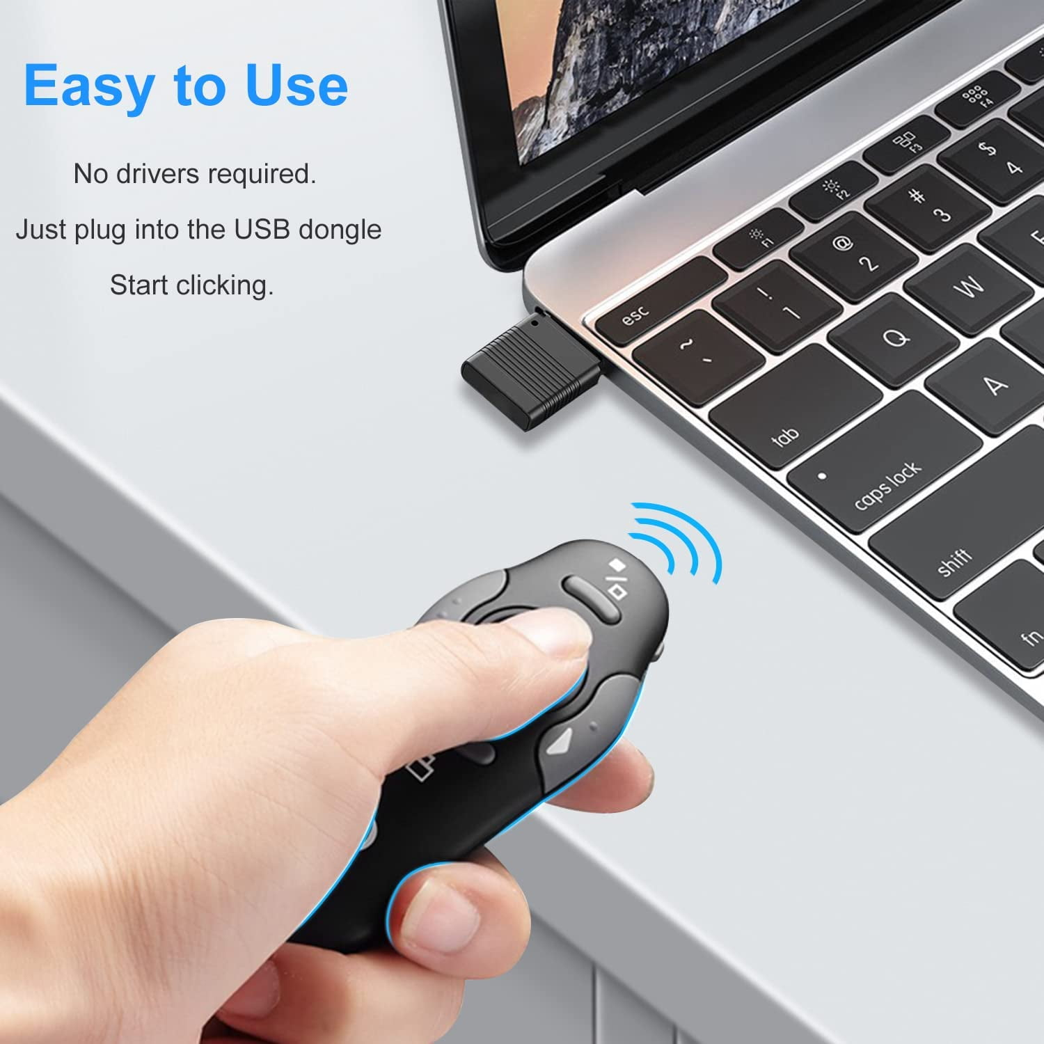 Eine Hand, die eine schwarze Präsentationsfernbedienung mit einem USB-Dongle neben einem Laptop hält.