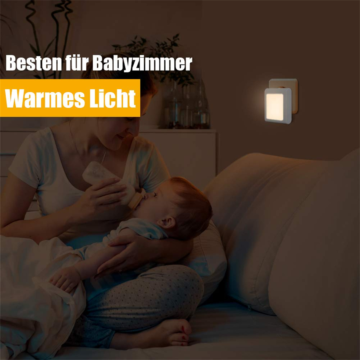 Eine Mutter füttert ein Baby im Bett, mit einem Nachtlicht an der Wand.