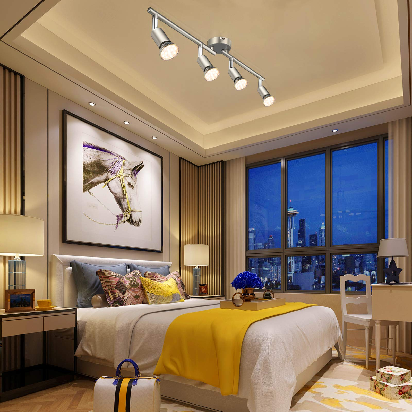 Ein modernes Schlafzimmer mit großem Fenster und Stadtblick.  An der Decke ist eine Schienenbeleuchtung.