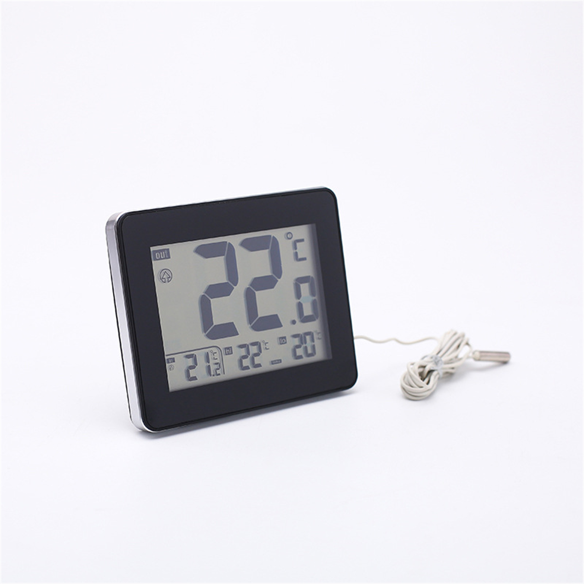 Schwarzes digitales Thermometer zeigt 22,0 Grad Celsius mit einem Kabel an.