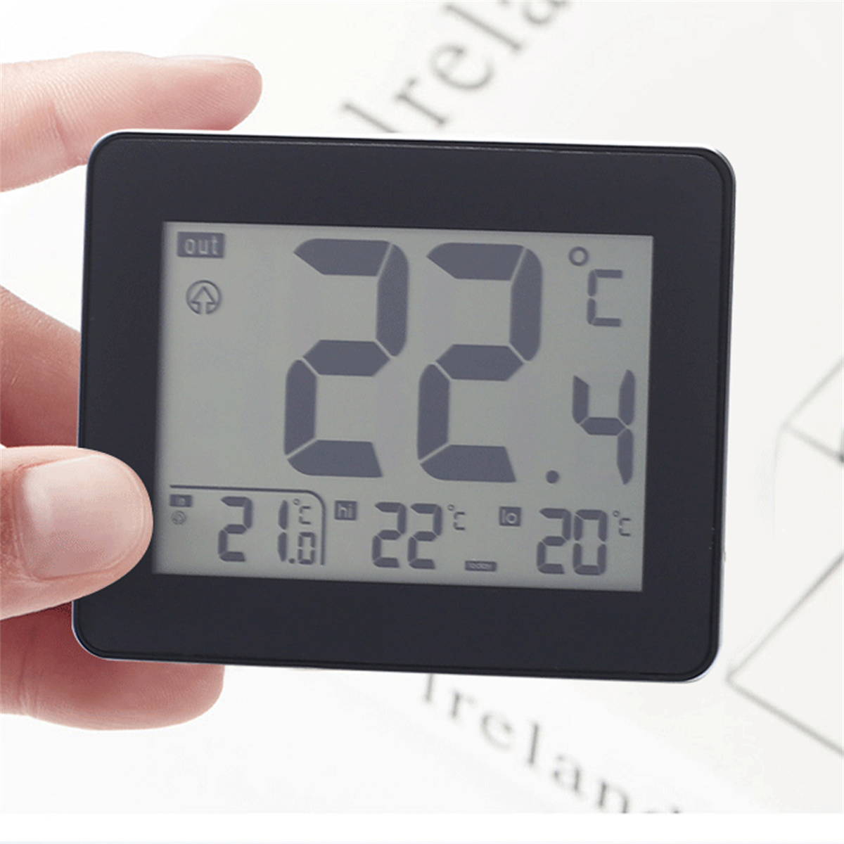 Schwarzes digitales Thermometer zeigt 22,4°C an, mit anderen Temperaturmesswerten darunter.