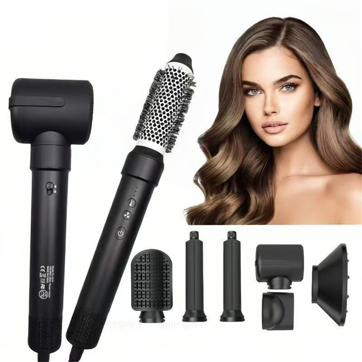 Haarstyling-Werkzeug mit Aufsätzen. Das Model ist eine Frau mit gestylten Haaren.