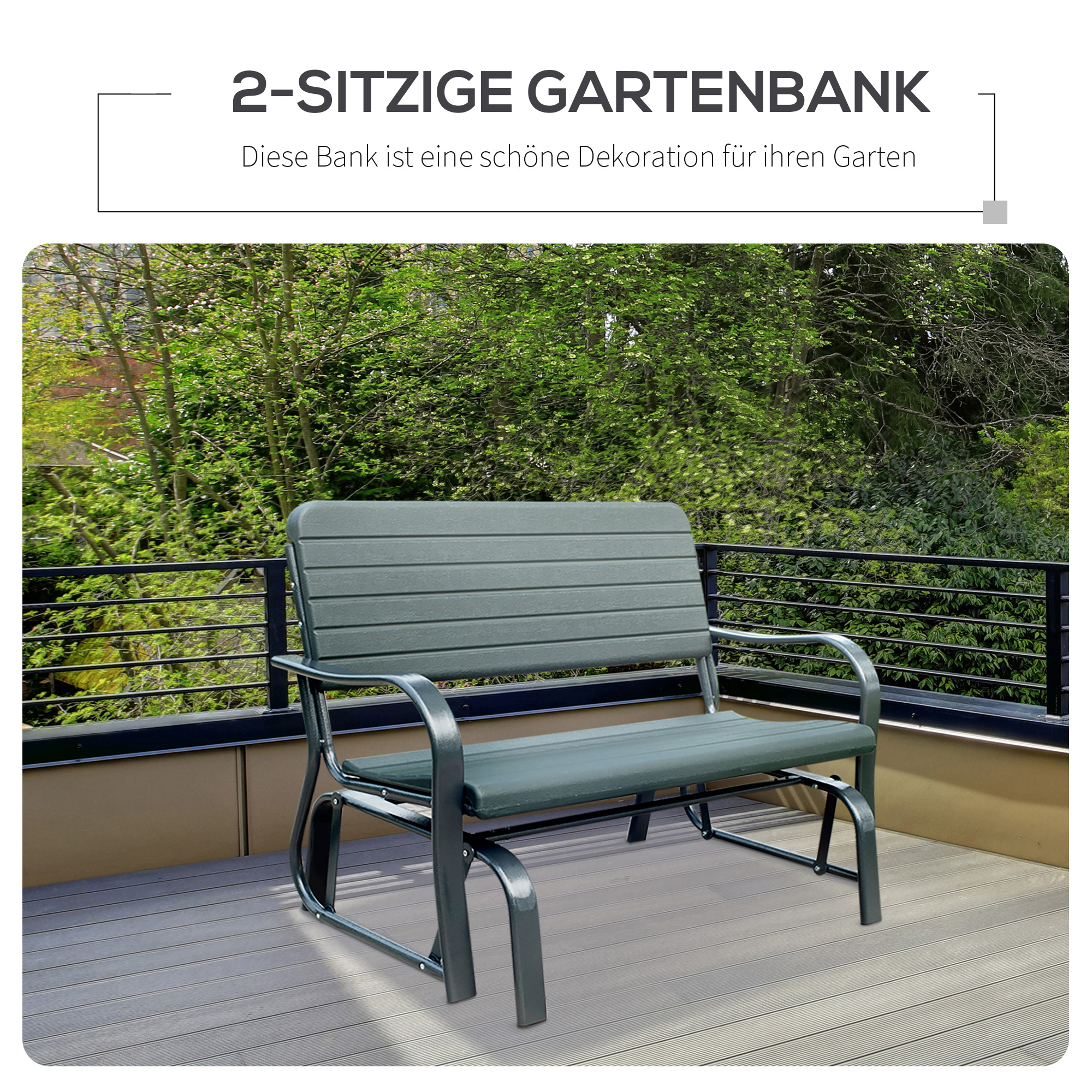 Grüne Gartenbank auf Holzterrasse, umgeben von Grün und einem Balkon.