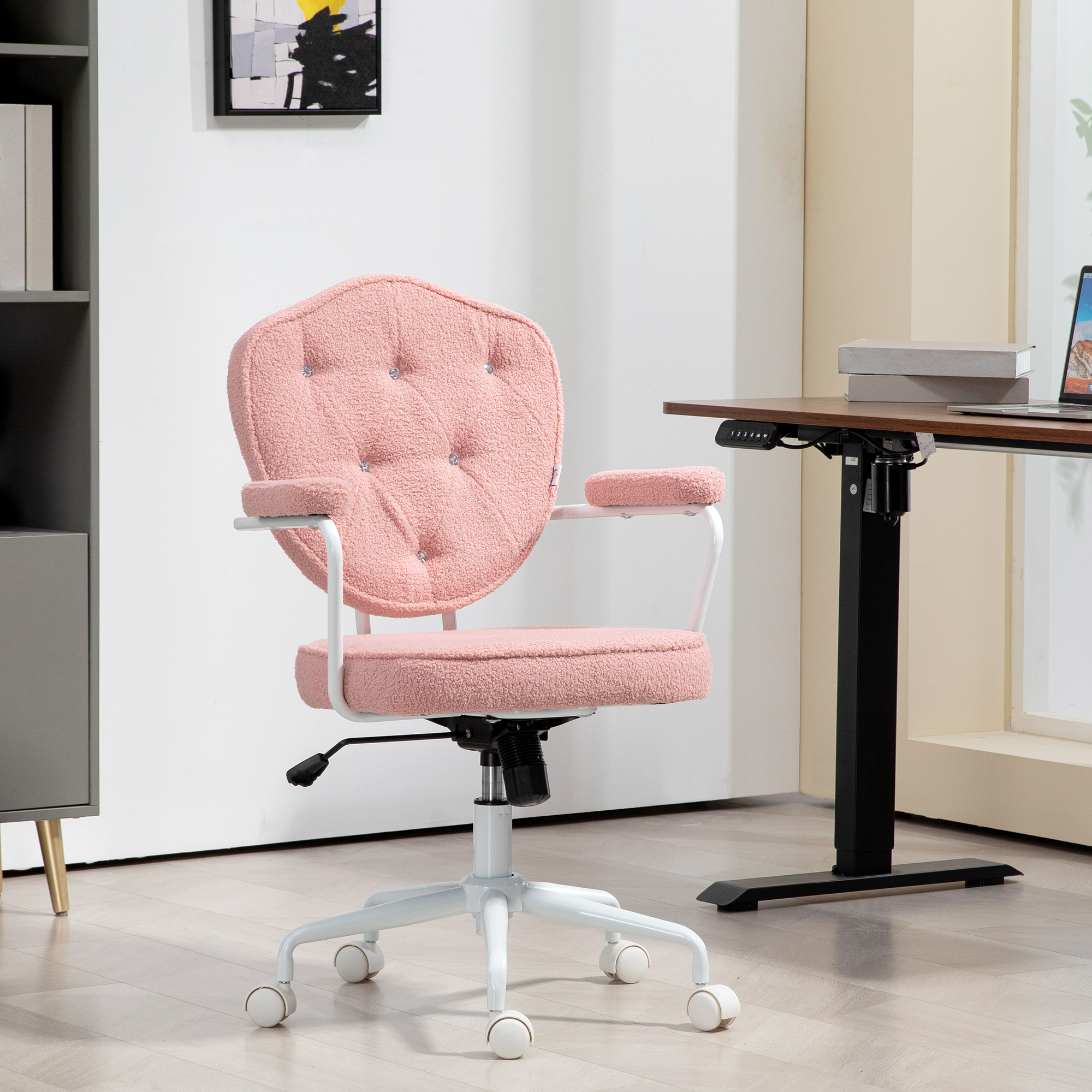 Rosa-weißer Bürostuhl. Er hat eine rosa gepolsterte Rückenlehne und Sitzfläche. Weißes Gestell und Räder.