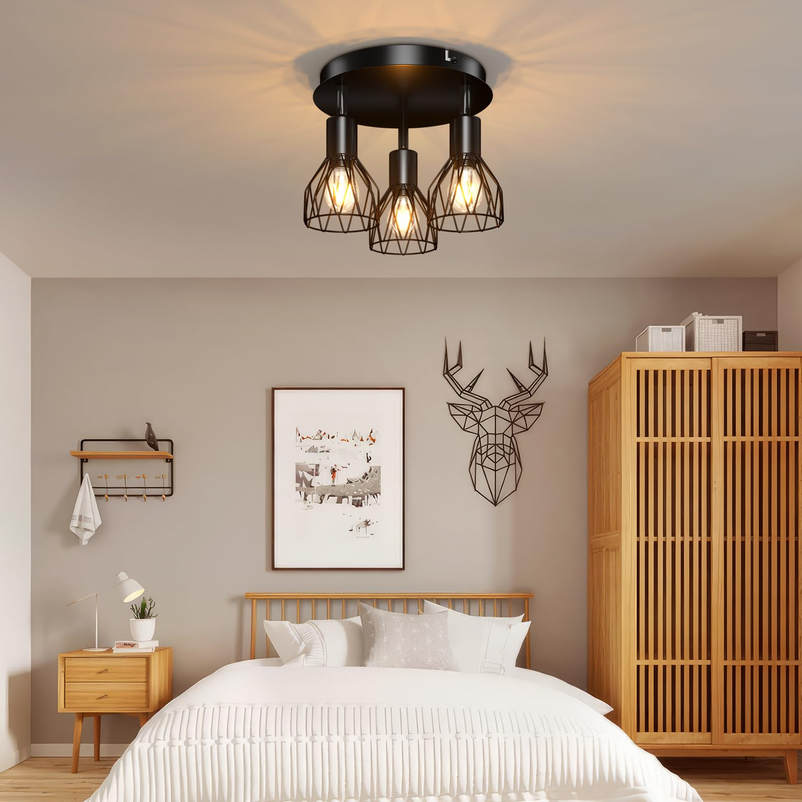 Schwarze Deckenleuchte mit drei Lampen, ein Bett und eine Holzkommode. Neutrales Farbschema.