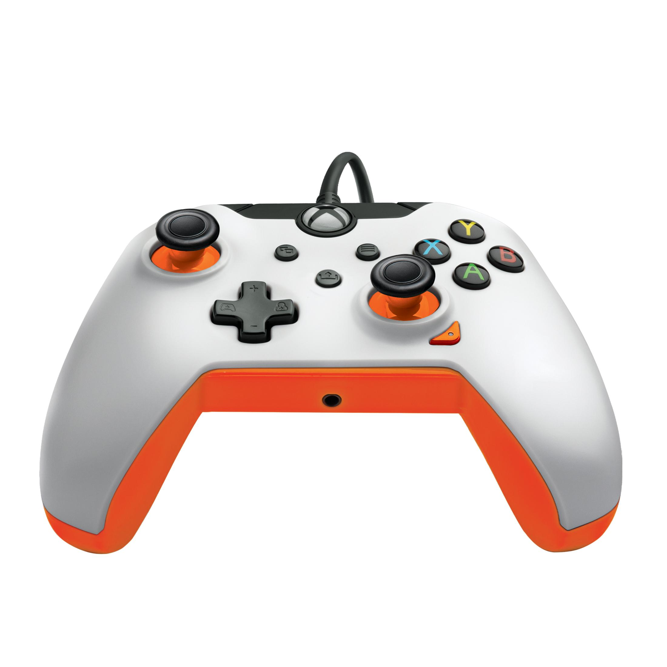 Weiß-oranger Xbox-Controller. Mit Knöpfen, Steuerkreuz, Joysticks und Kabel.