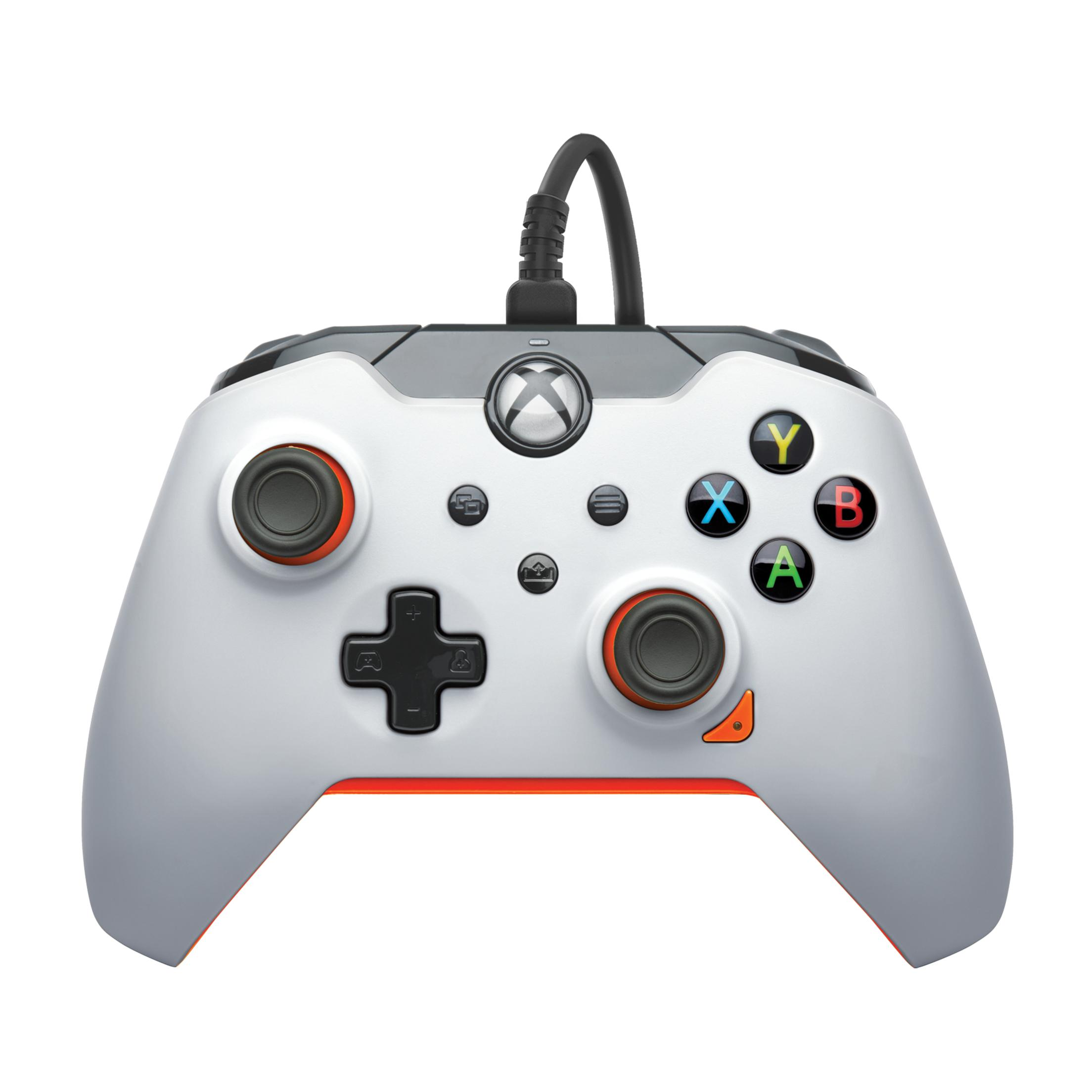 Weiß-oranger Xbox-Controller. Mit Knöpfen, Steuerkreuz, Joysticks und Kabel.