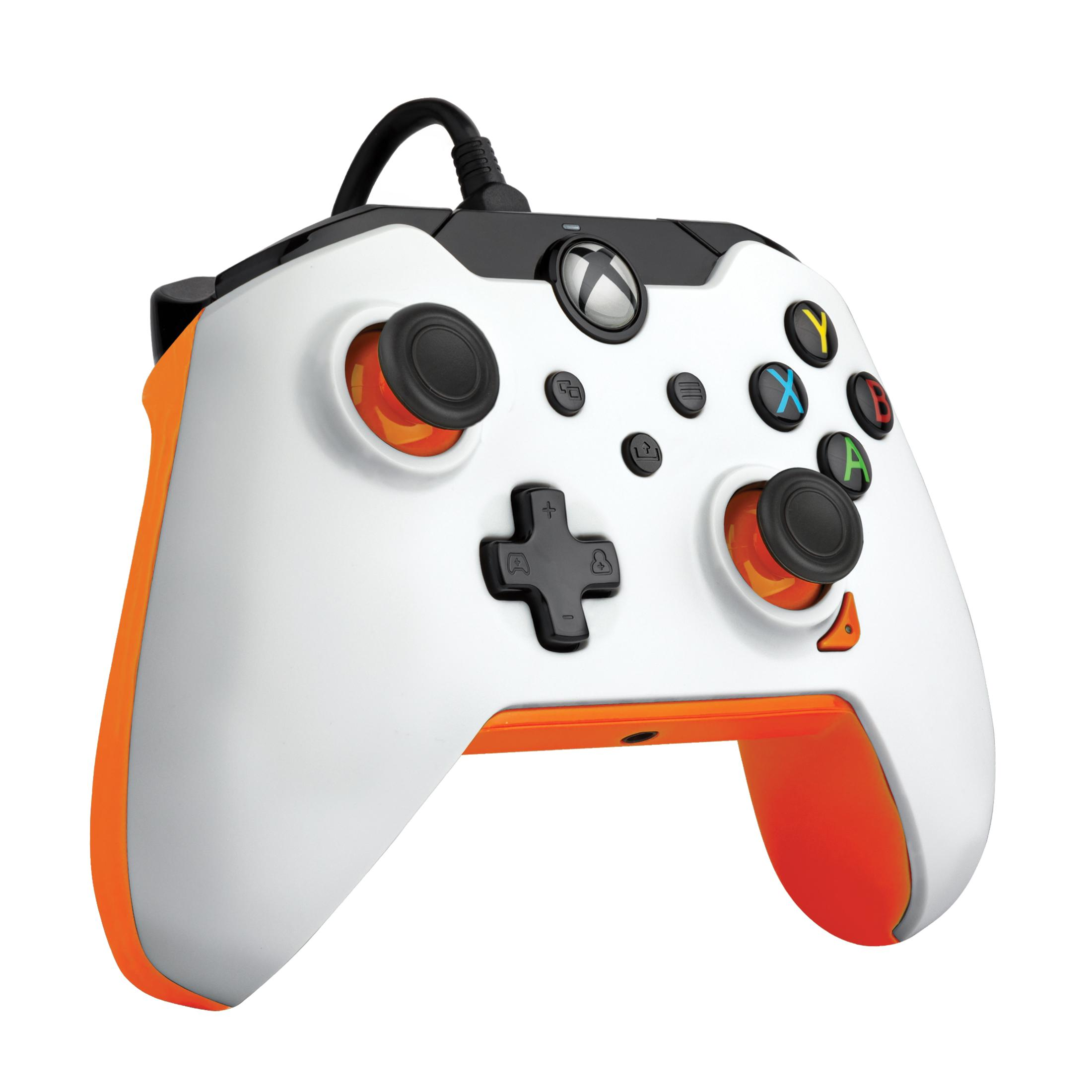 Weiß-oranger Xbox-Controller. Mit Knöpfen, Steuerkreuz, Joysticks und Kabel.