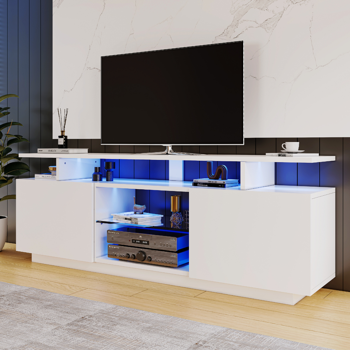 Weißer TV-Ständer mit schwarzem Fernseher. Blaue Lichter sind sichtbar.
