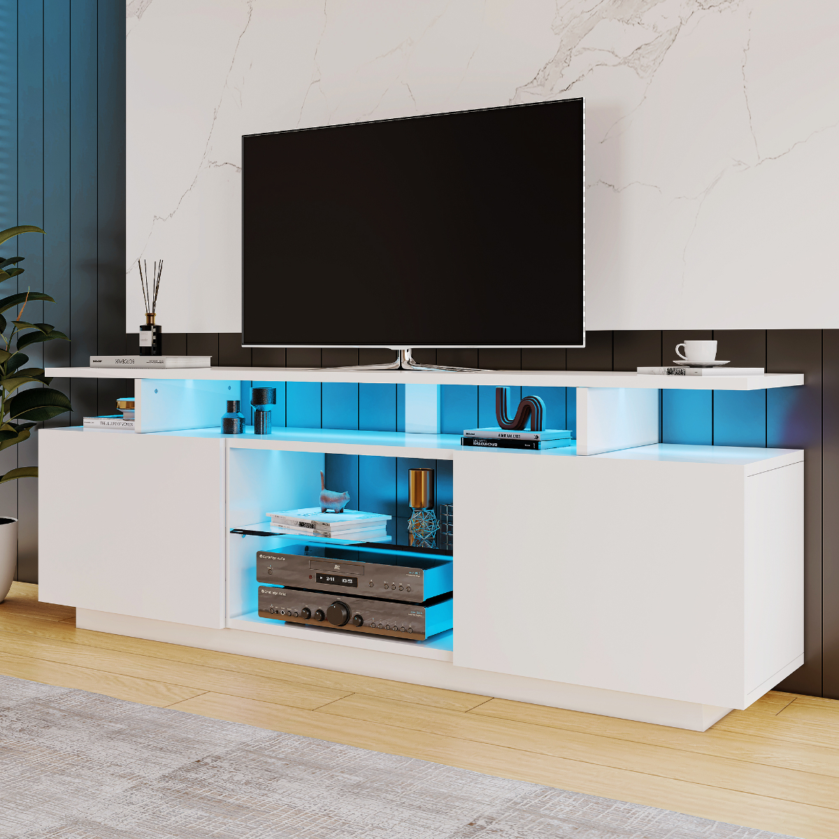 Weißer TV-Ständer mit integrierter Beleuchtung. TV oben. Hintergrund mit blauer Wand.