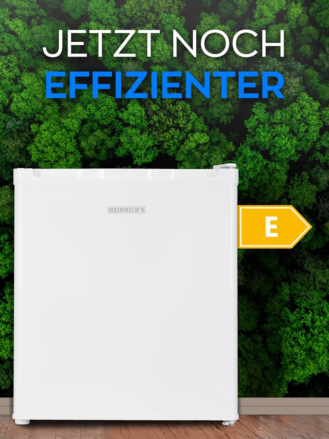 Biała lodówka z etykietą efektywności energetycznej i zielonymi drzewami w tle.