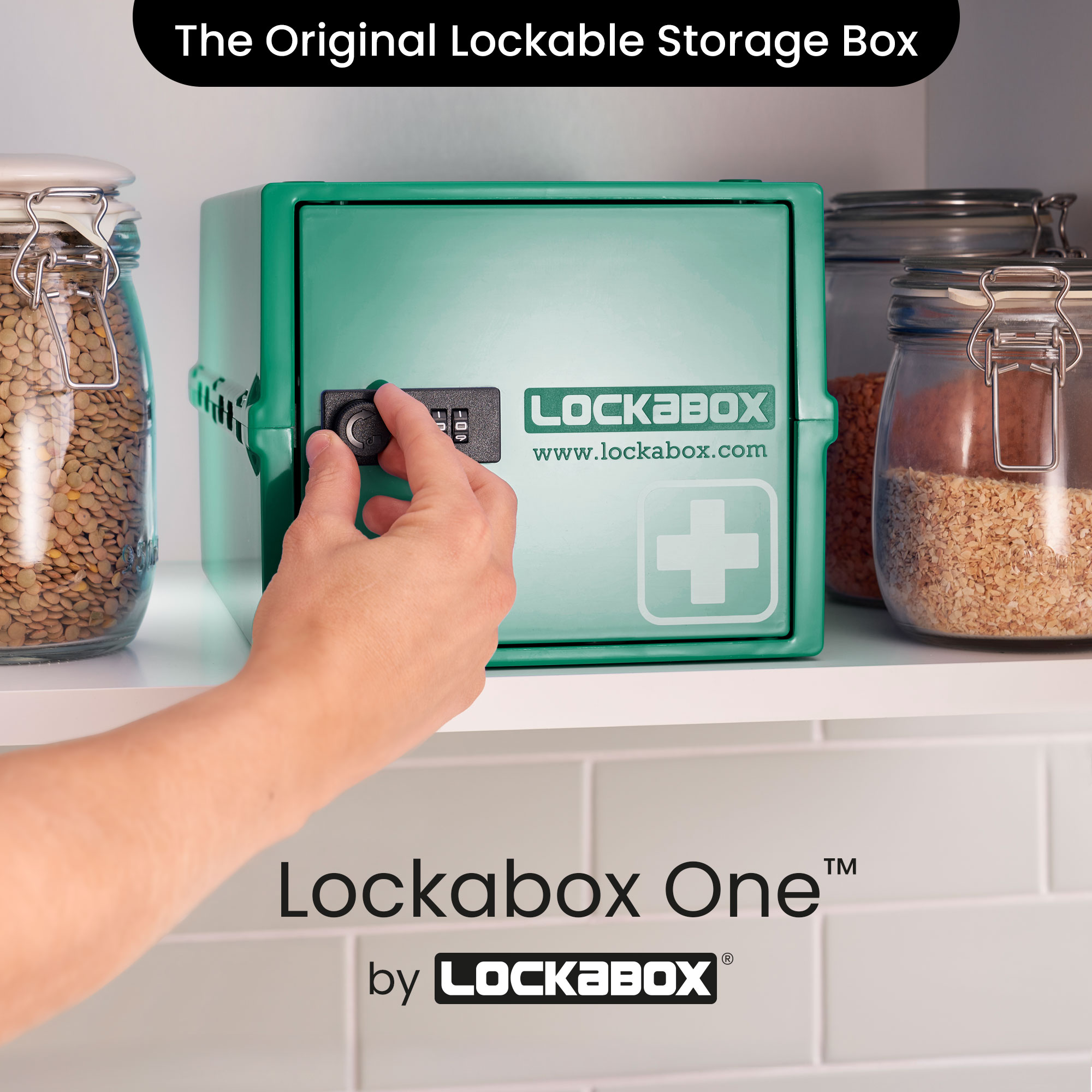 Grüne Lockabox-Aufbewahrungsbox mit einer Hand, die das Zifferblatt dreht. Gläser mit Lebensmitteln im Hintergrund.