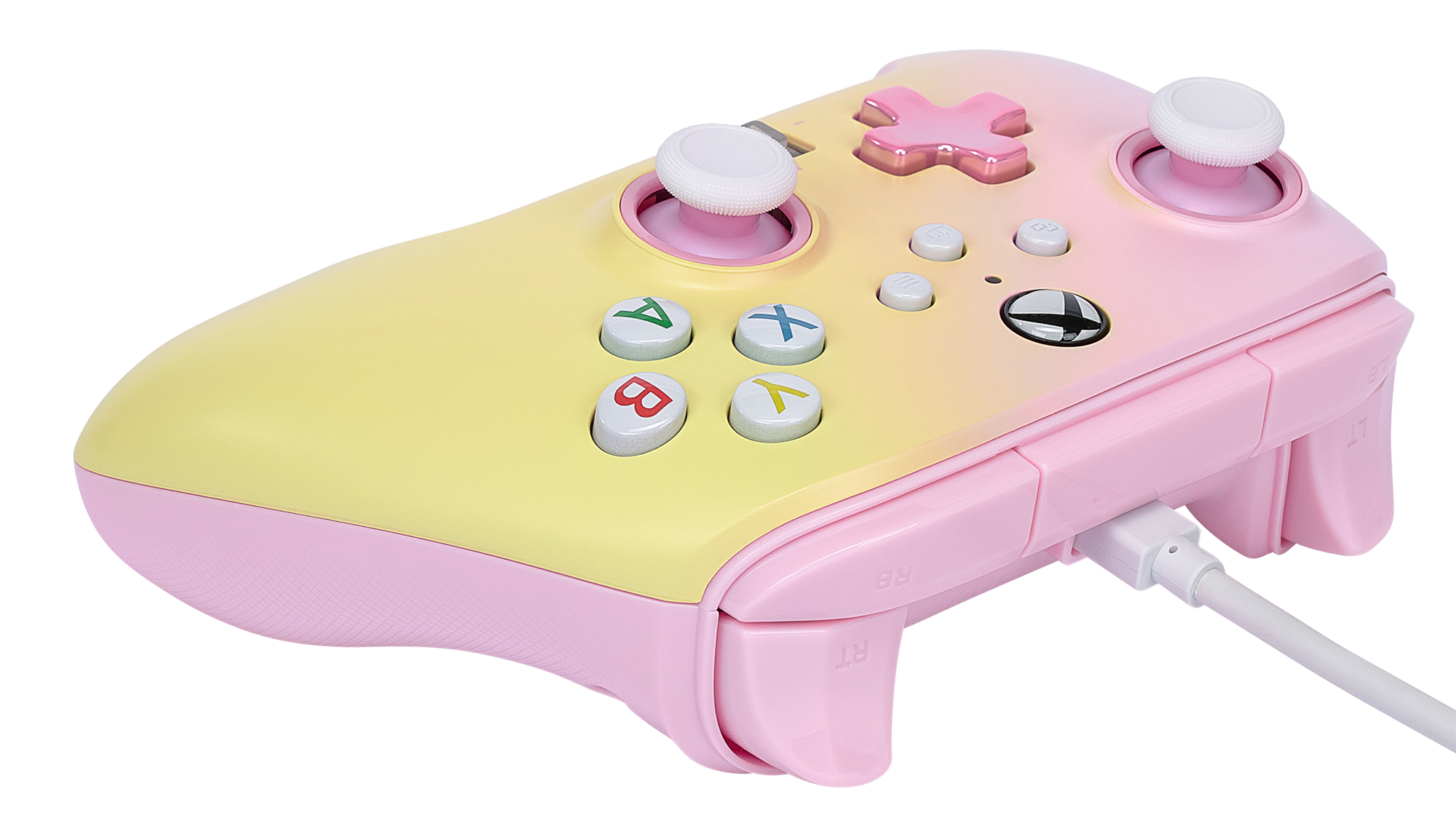 Vista laterale del controller Xbox rosa e giallo. Pulsanti visibili. Cavo bianco collegato. Sfondo bianco.