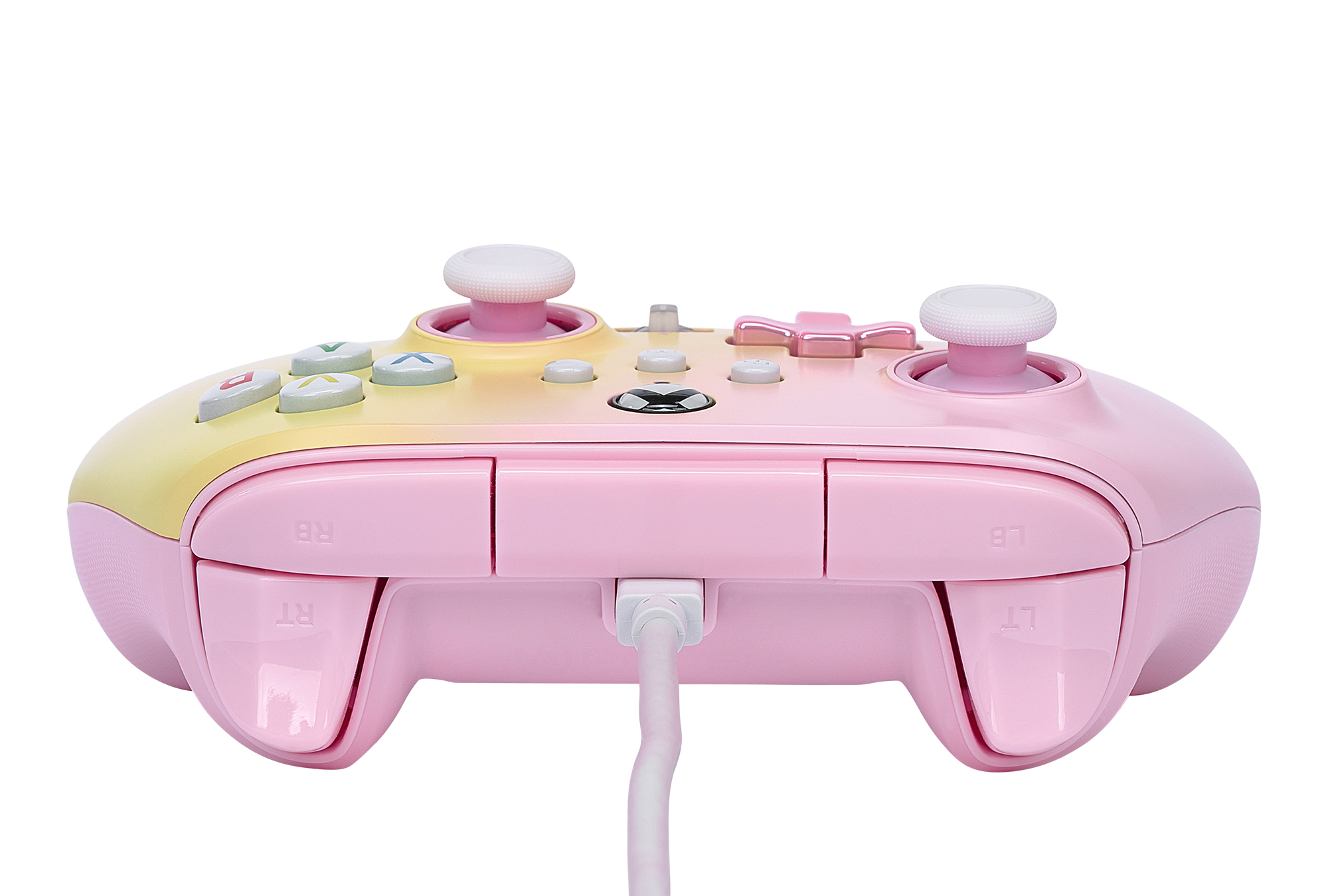 Vista inferiore del controller Xbox rosa e giallo. Cavo collegato. Pulsanti e grilletti visibili. Sfondo bianco.