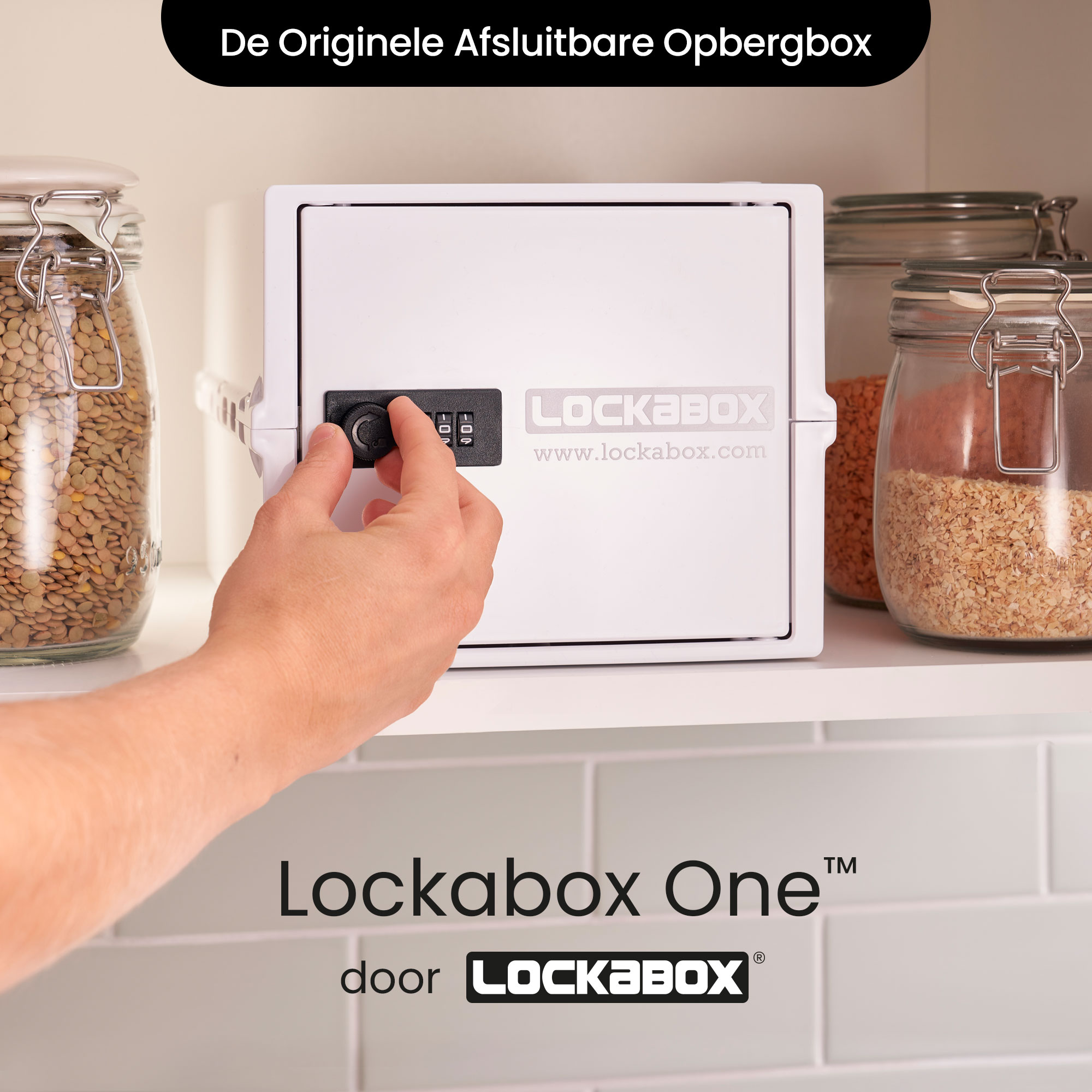 Weißer Lockabox-Safe in einem Küchenschrank mit Gläsern drumherum.