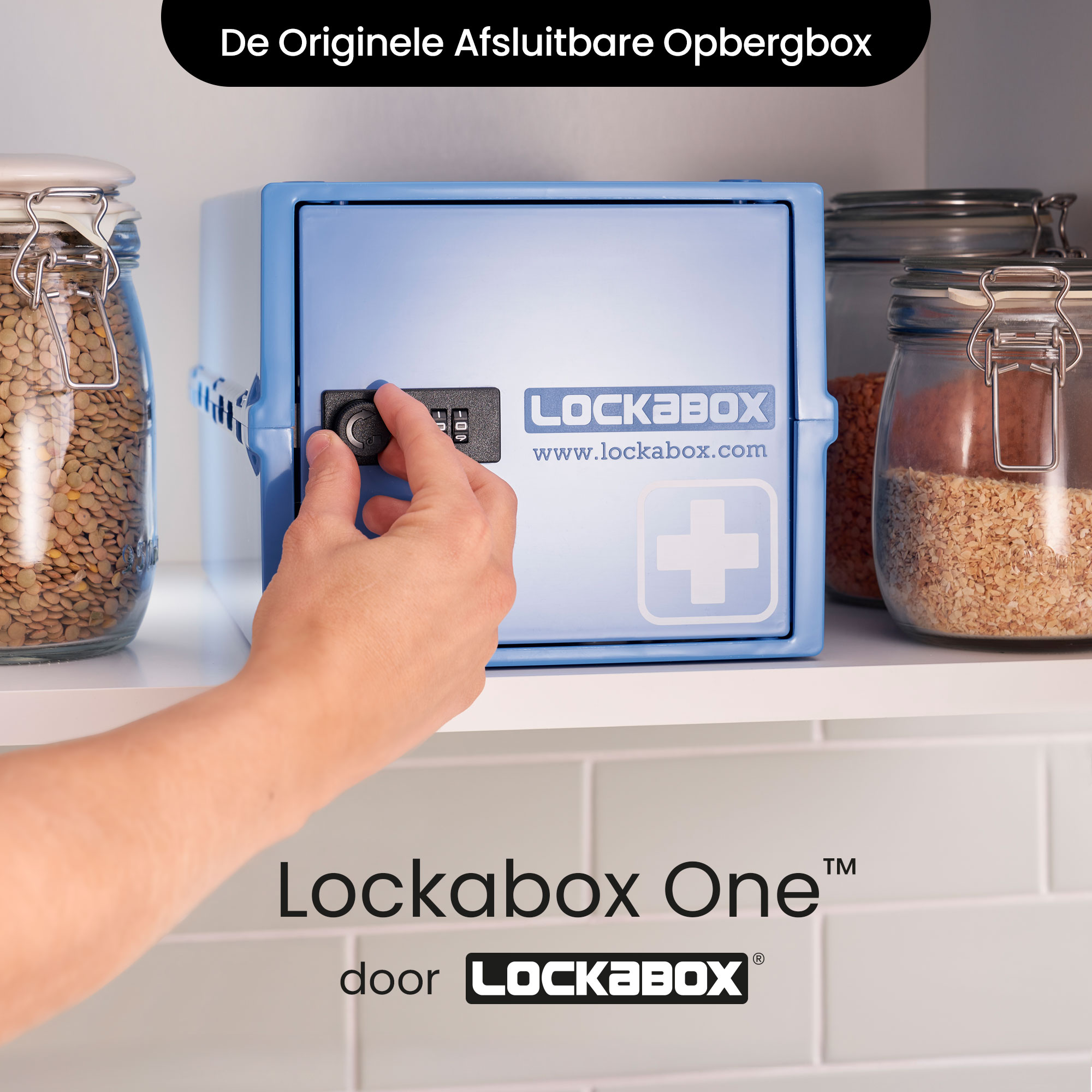 Die Hand einer Person dreht einen Drehknopf an einer blauen Lockbox, in der Nähe von Gläsern auf einem Regal.
