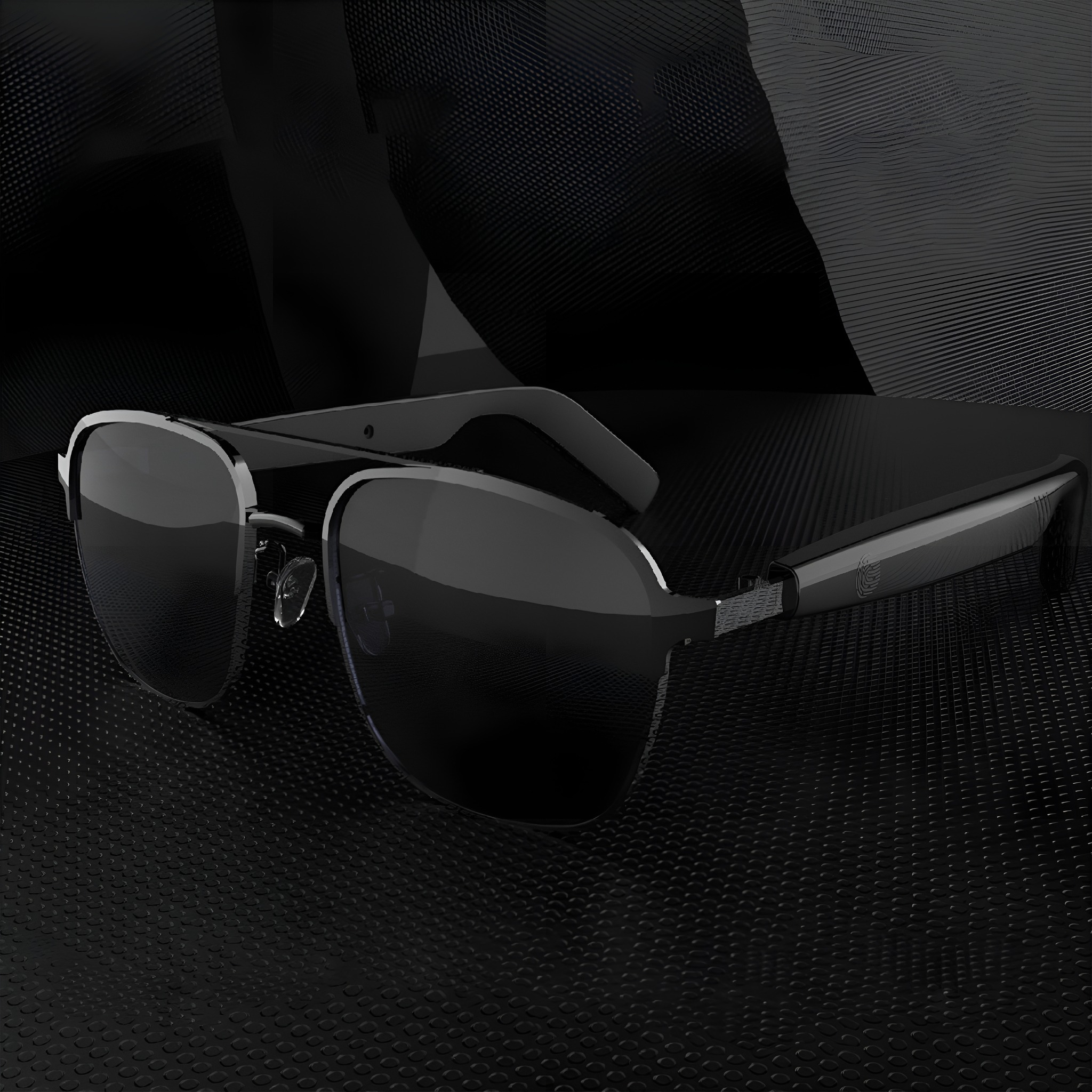 Schwarze Sonnenbrille mit schwarzem Rahmen auf strukturierter schwarzer Oberfläche.