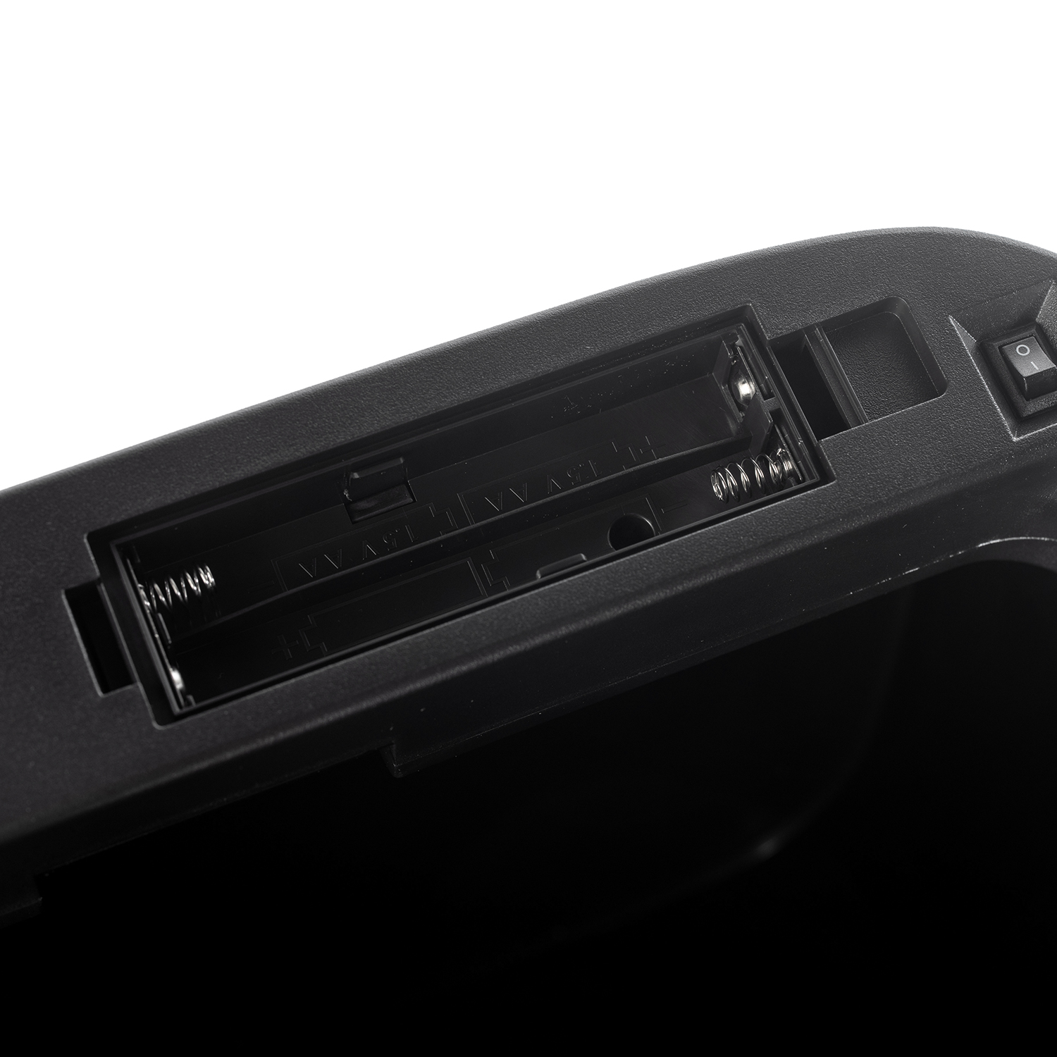 Zwart plastic compartiment met leeg batterijvak. Aan/uit-knop rechts zichtbaar.