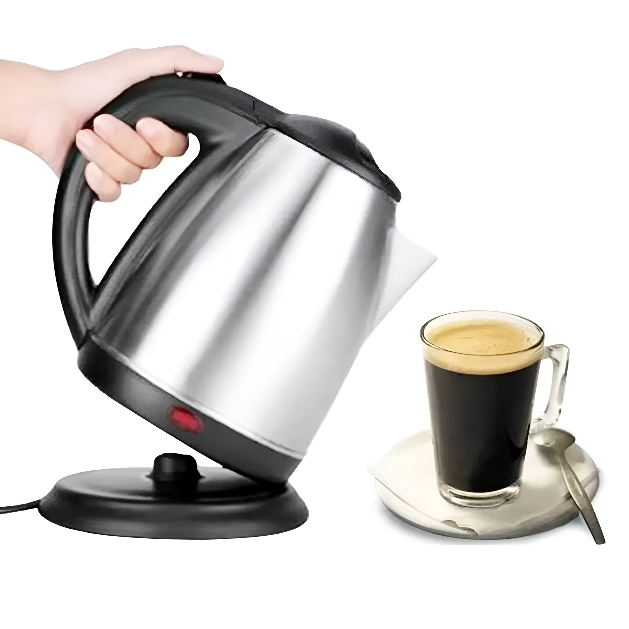 Eine Hand gießt Wasser aus einem silbernen Wasserkocher in ein Kaffeeglas, mit Löffel und Untertasse daneben.