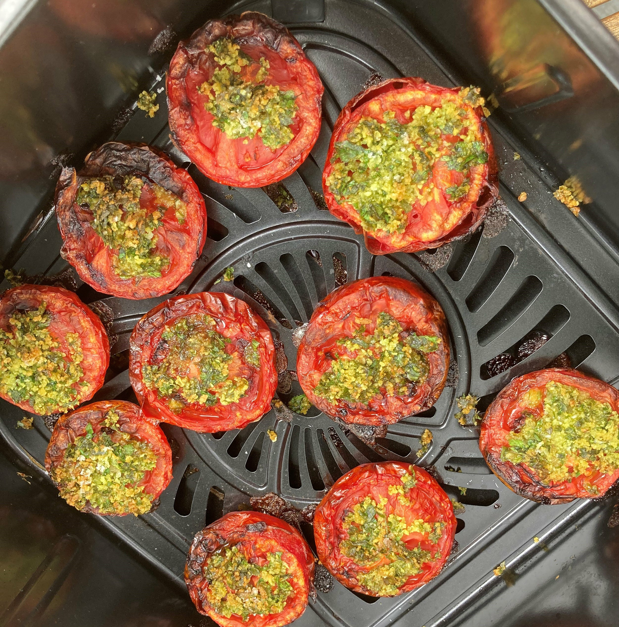 Pomidory z zielonym nadzieniem, pieczone w koszu frytkownicy beztłuszczowej.