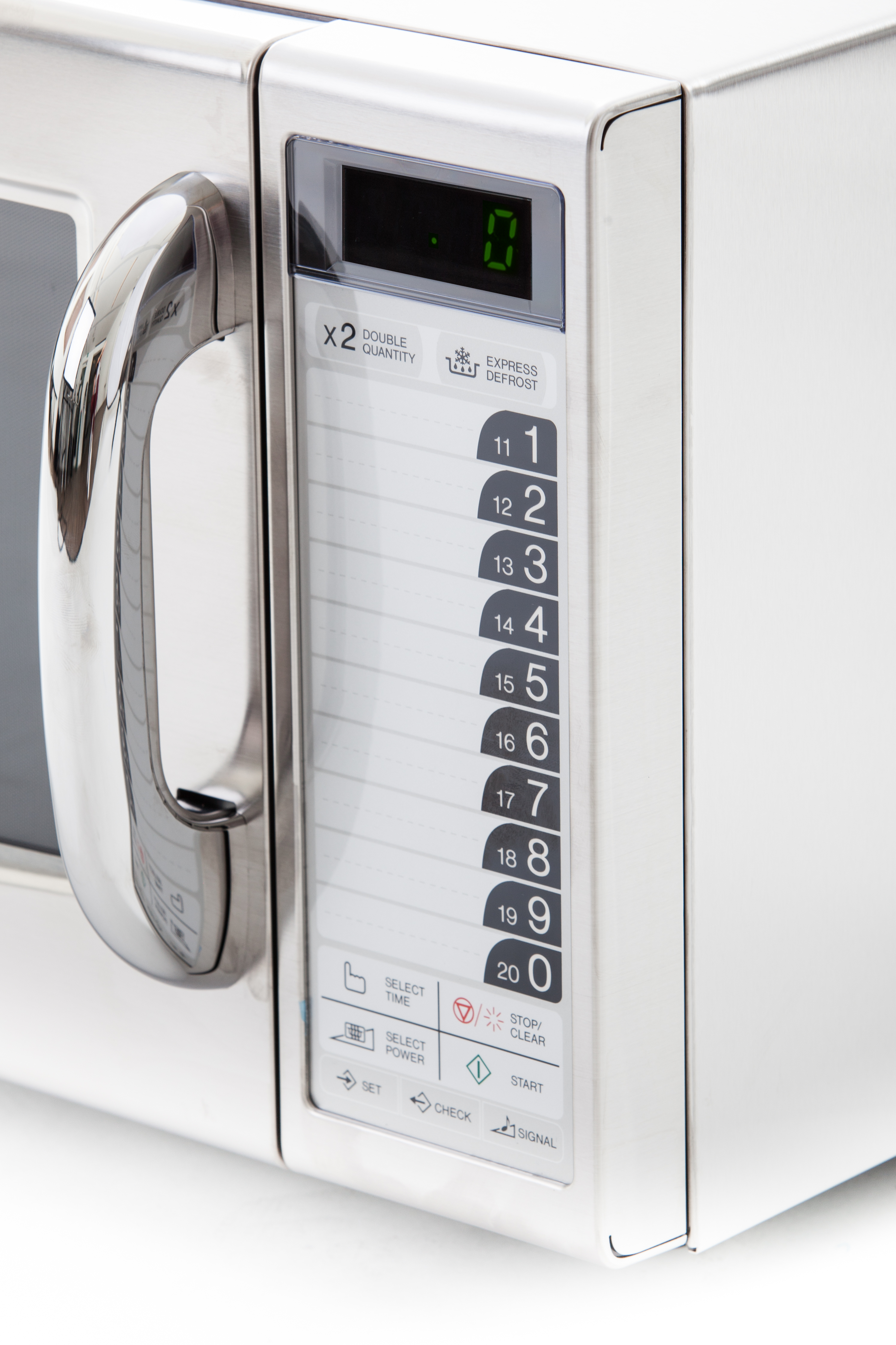 Zbliżenie panelu sterowania kuchenki mikrofalowej. Widoczne liczby, przyciski i wyświetlacz cyfrowy.