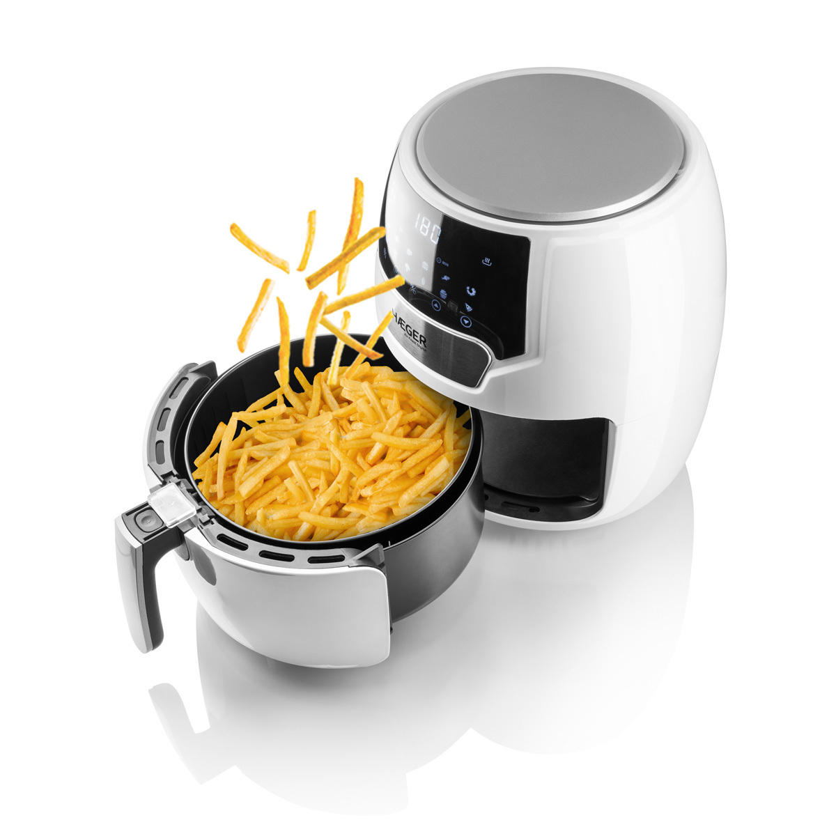 Biała i czarna frytownica powietrzna z frytkami wyrzucanymi z kosza.