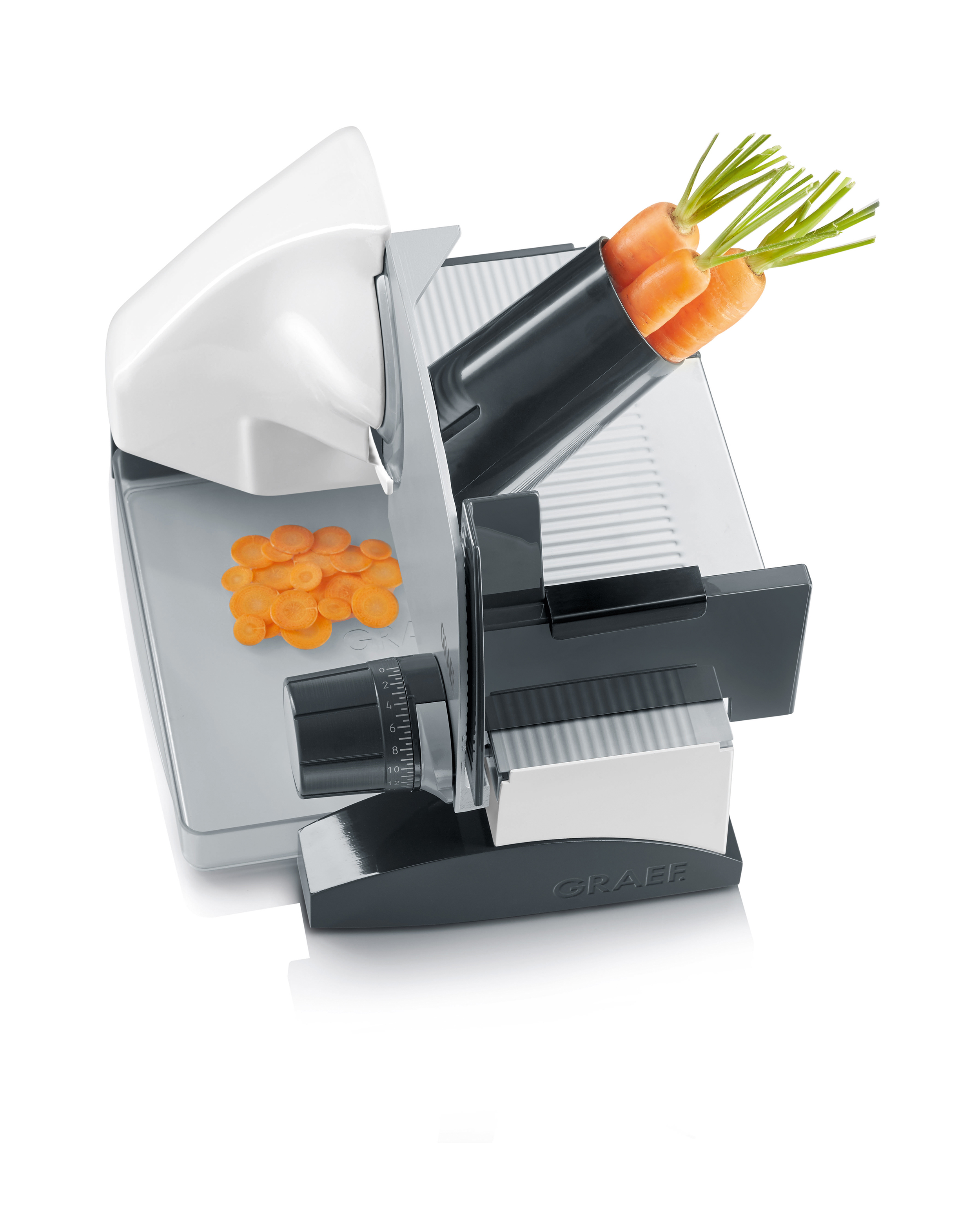 Maszyna do krojenia marchwi z marchewką i pokrojonymi kawałkami.