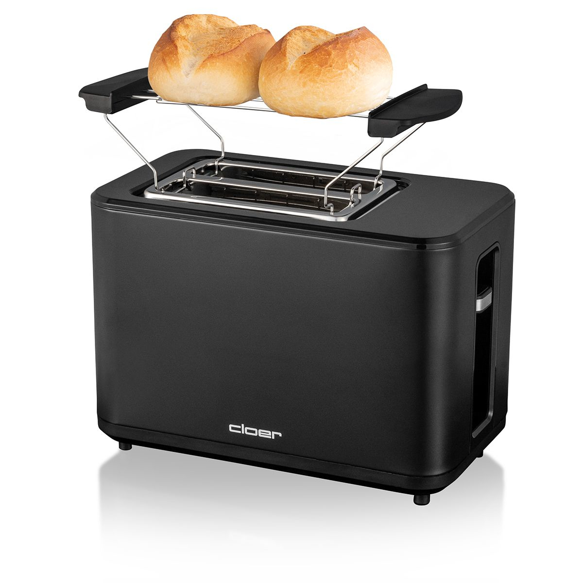 Ein schwarzer Toaster mit zwei gerösteten Brötchen obenauf, isoliert auf Weiß.