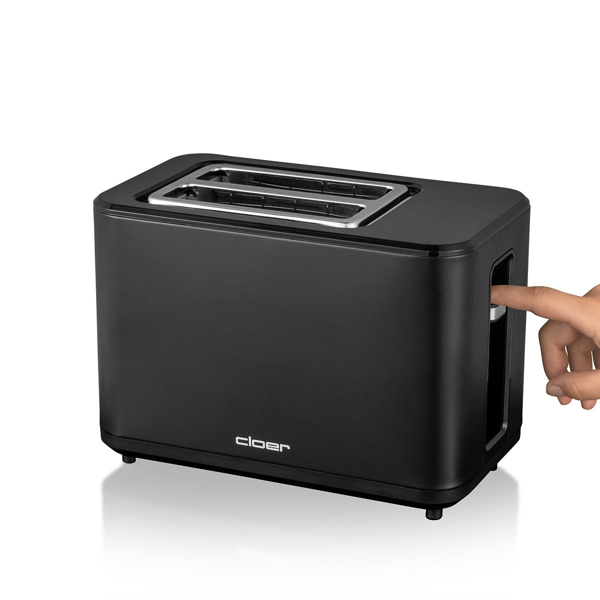 Ein schwarzer Toaster mit einer Hand, die den Hebel herunterdrückt, auf einer weißen Oberfläche.