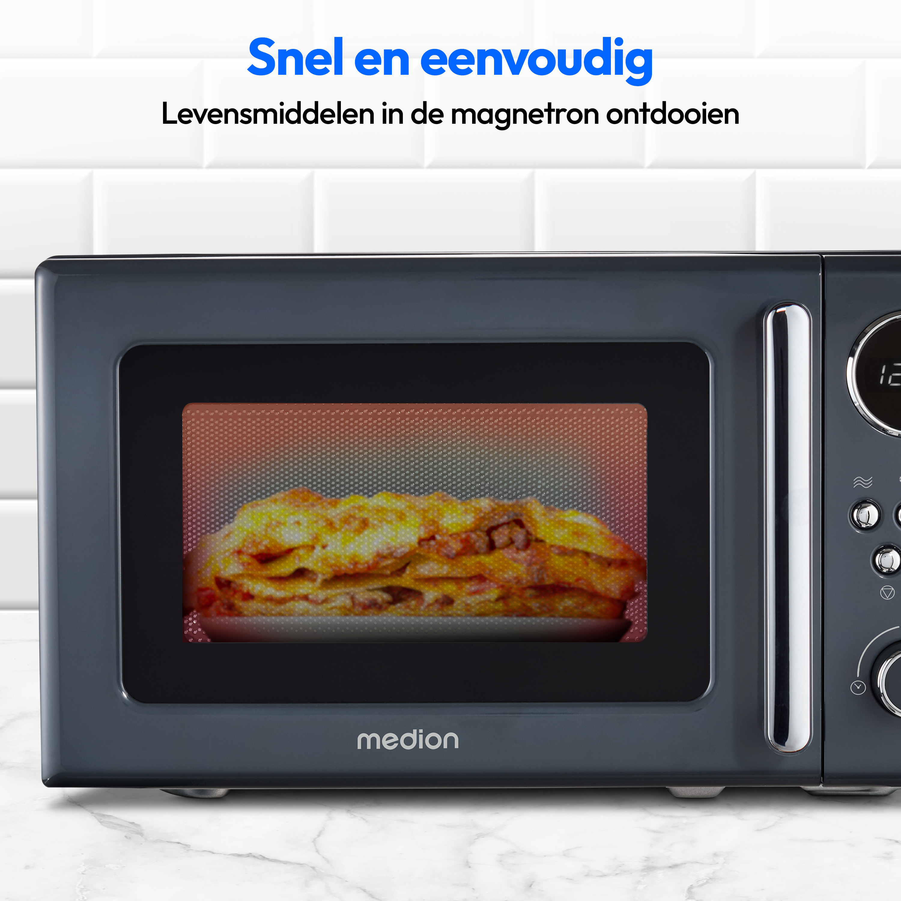 Kuchenka mikrofalowa z jedzeniem w środku. Jest ciemnoszara i ma wyświetlacz cyfrowy.