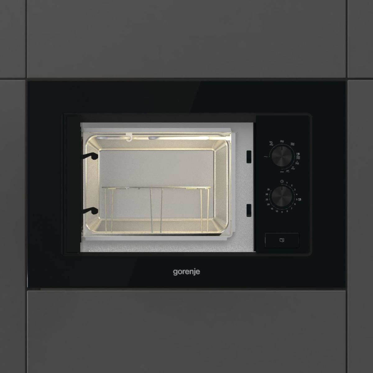 Kuchenka mikrofalowa, czarna, z otwartymi drzwiami. Pokrętła i wyświetlacz widoczne po prawej stronie.