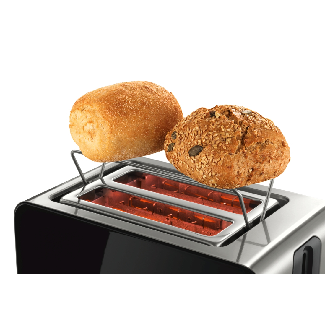 Toaster mit zwei Brötchen. Eines ist ein einfaches Brötchen, das andere hat Samen.