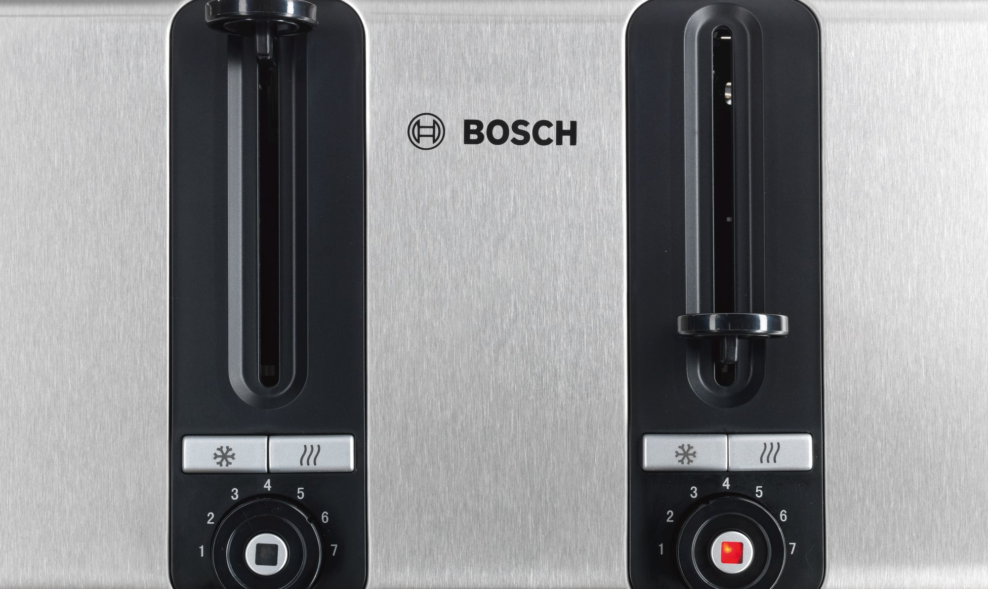 Silberner und schwarzer Toaster mit sieben Einstellungen und Bosch-Logo.
