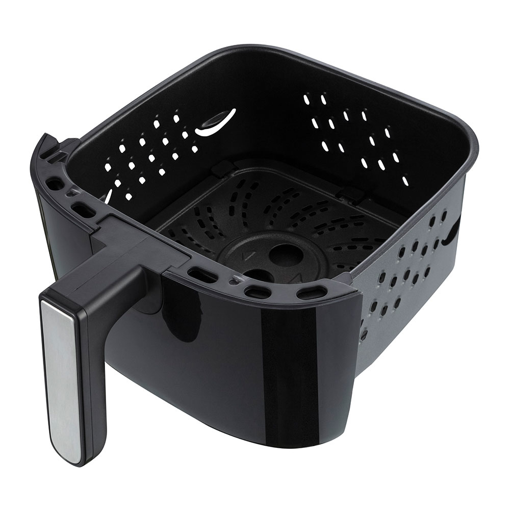 Cestello nero per friggitrice con manico e lati perforati. Isolato su bianco.