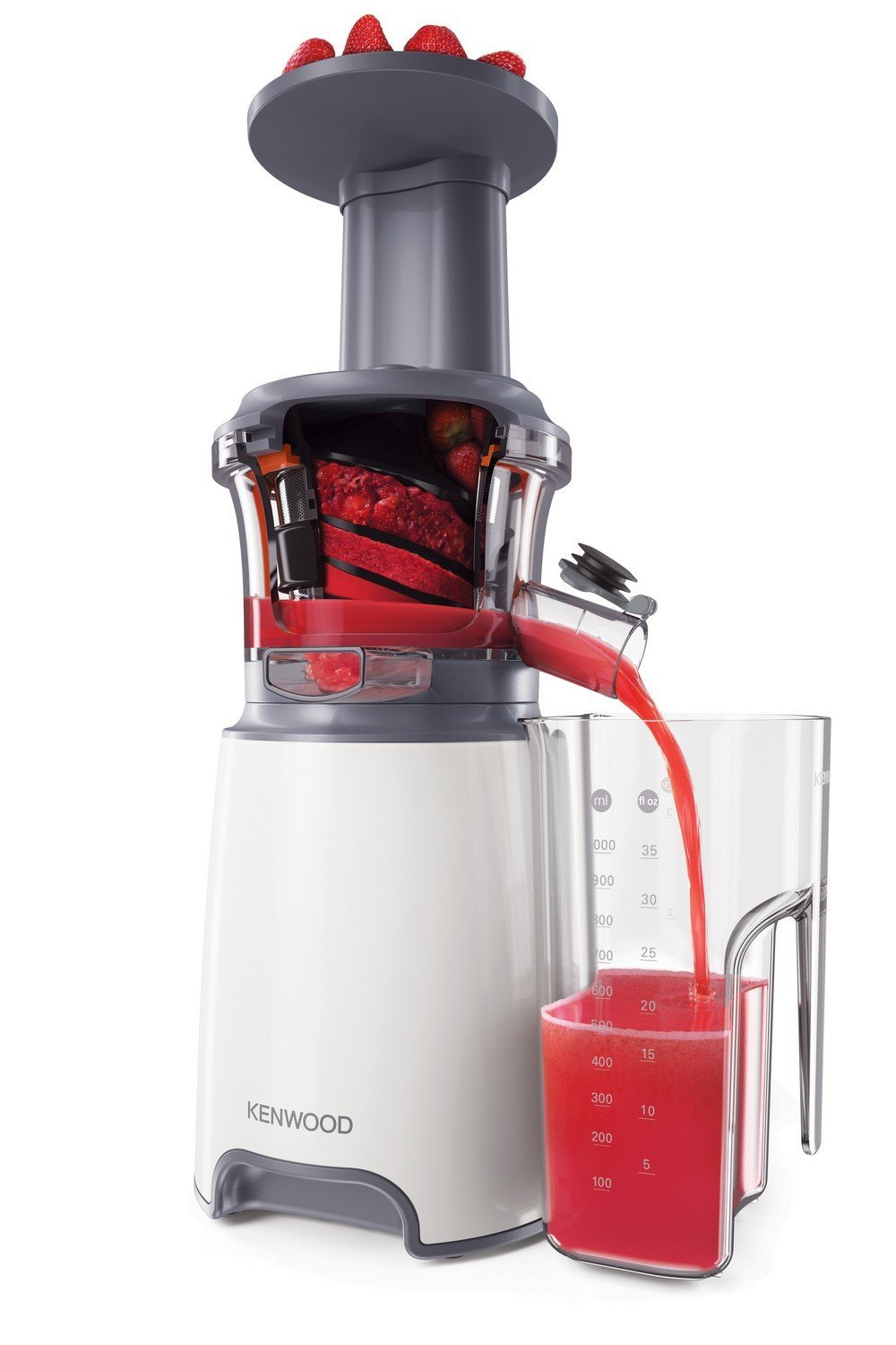 Una centrifuga con fragole in cima, succo rosso che scorre in un misurino, sfondo bianco.