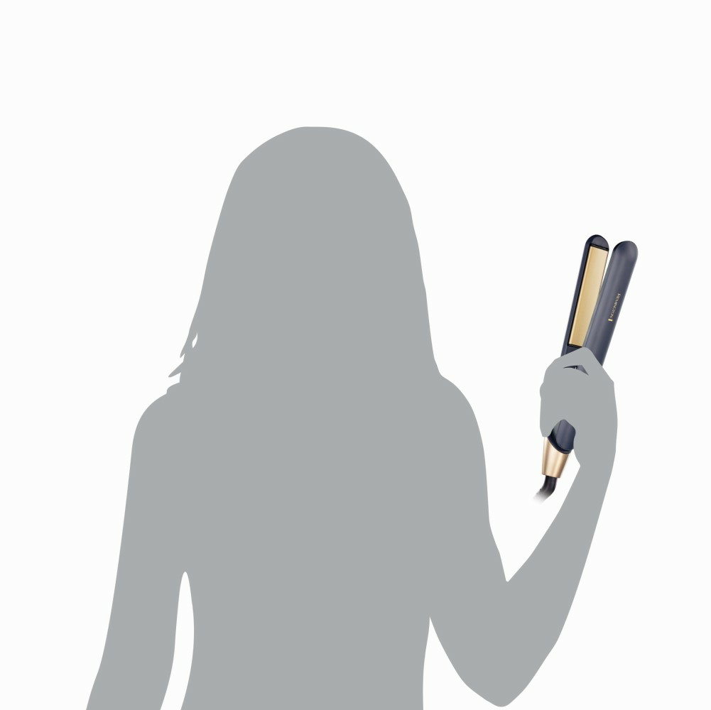 Sylwetka osoby trzymającej prostownicę do włosów. Prostownica jest niebieska i złota.