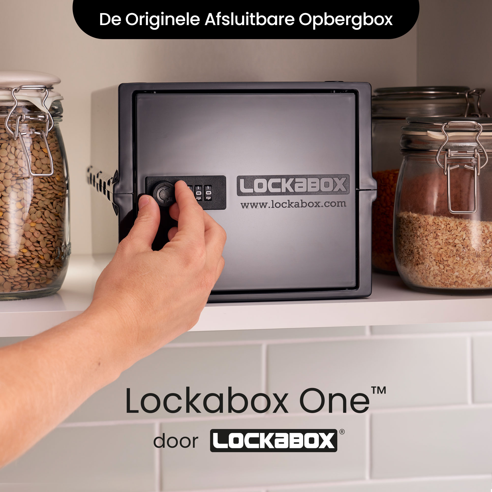 Schwarzer Lockabox-Safe auf einem Regal mit Gläsern. Eine Hand dreht das Ziffernblatt. Text: Lockabox One.