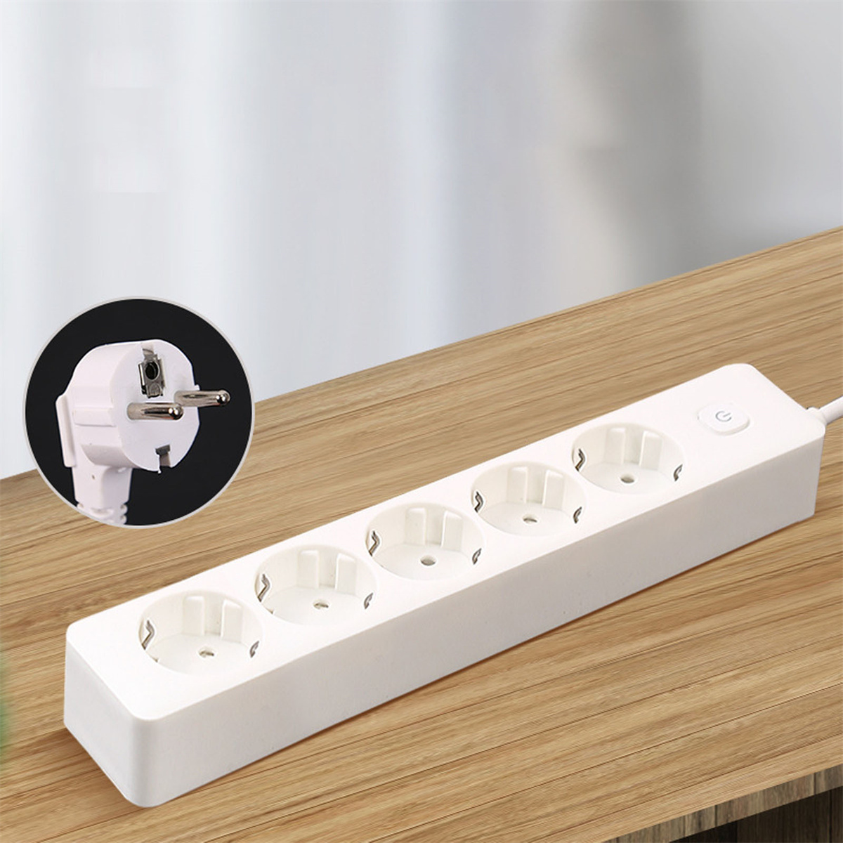 Weiße Steckdosenleiste mit vier Steckdosen. Weißer Stecker links. Holz-Tischhintergrund.