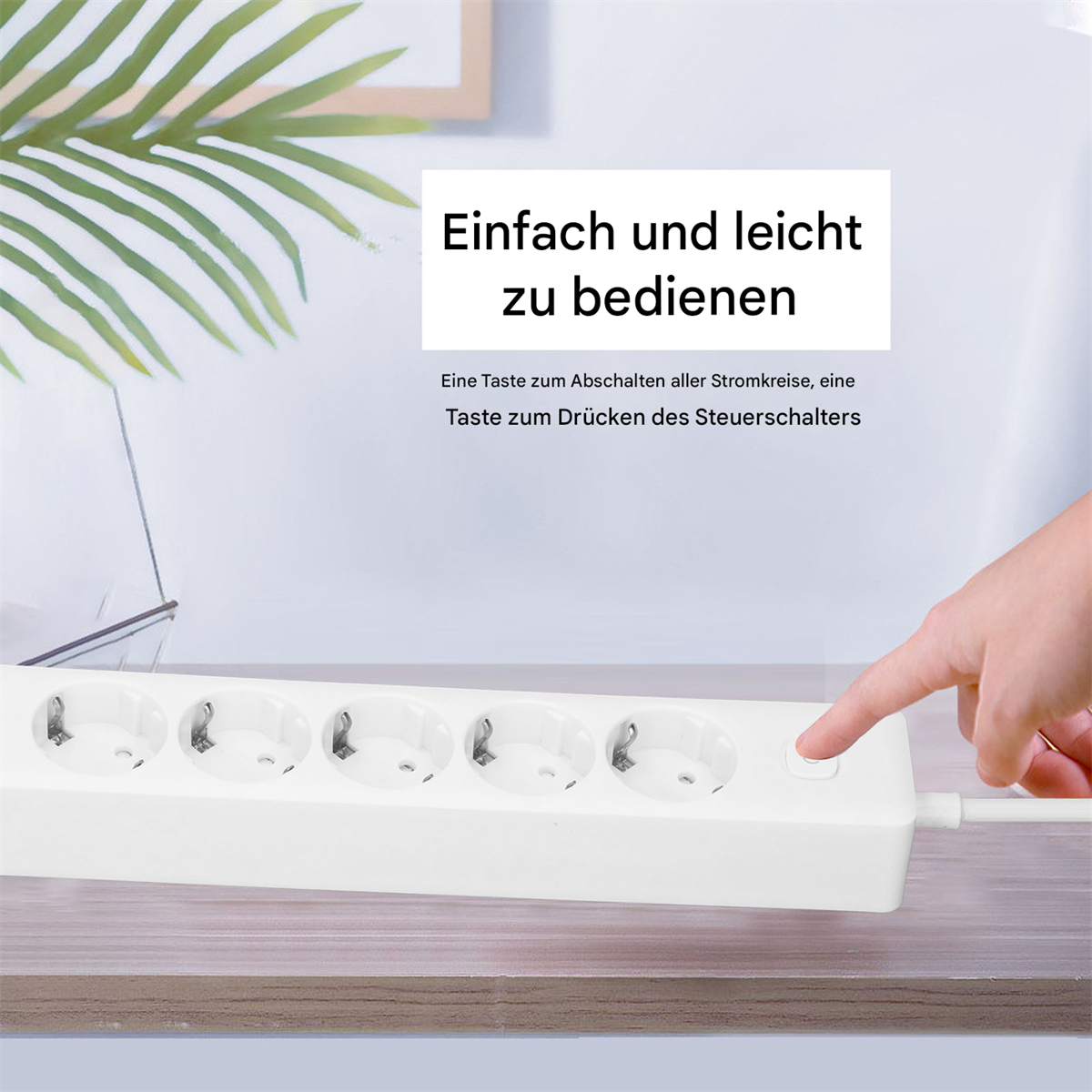 Eine Hand drückt eine Taste auf einer weißen Steckdosenleiste.