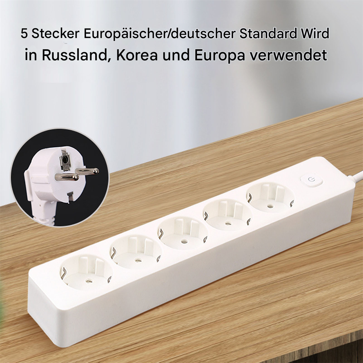 Weißes Verlängerungskabel mit fünf Steckdosen und einem Stecker. Es liegt auf einem Holztisch. Der Hintergrund ist unscharf.