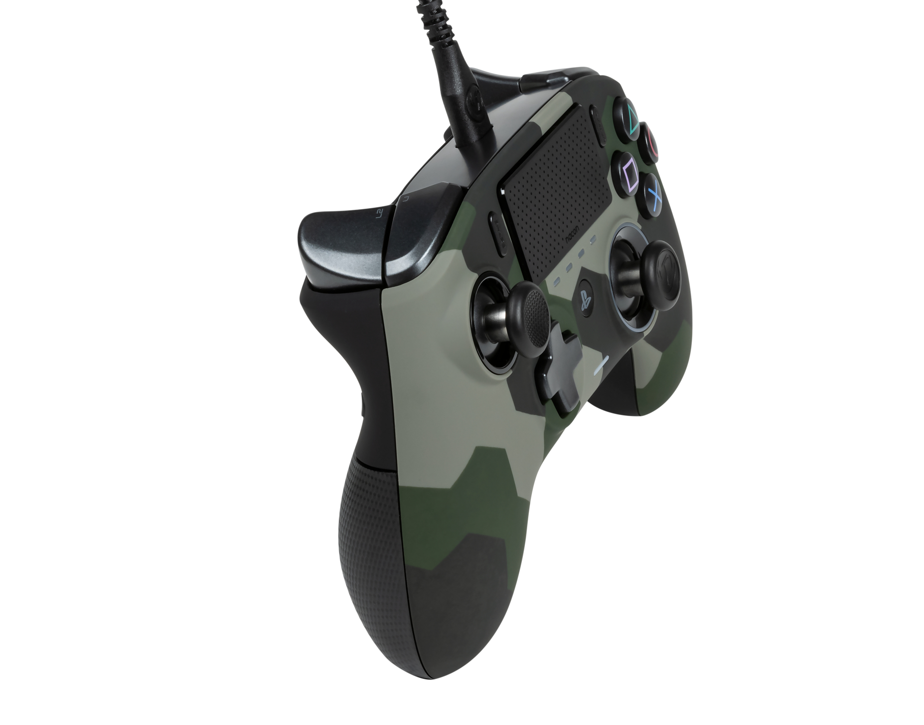 Kontroler do gier z wzorem kamuflażu, ustawiony pod kątem na białym tle.