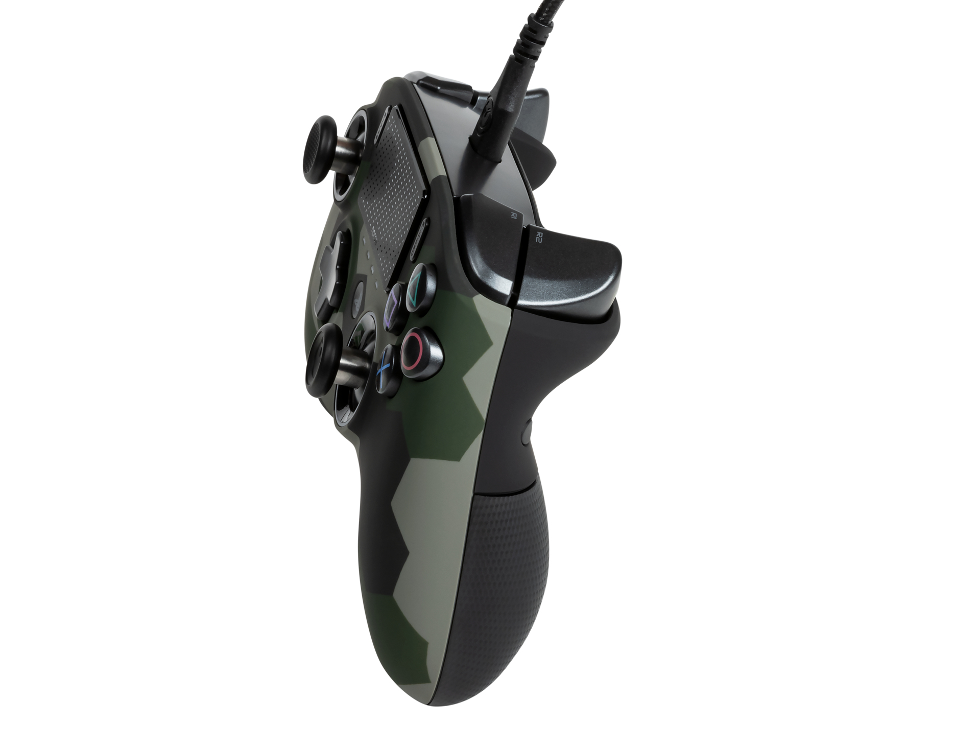 Czarny i kamuflażowy kontroler do gier z połączeniem przewodowym, widok z boku.