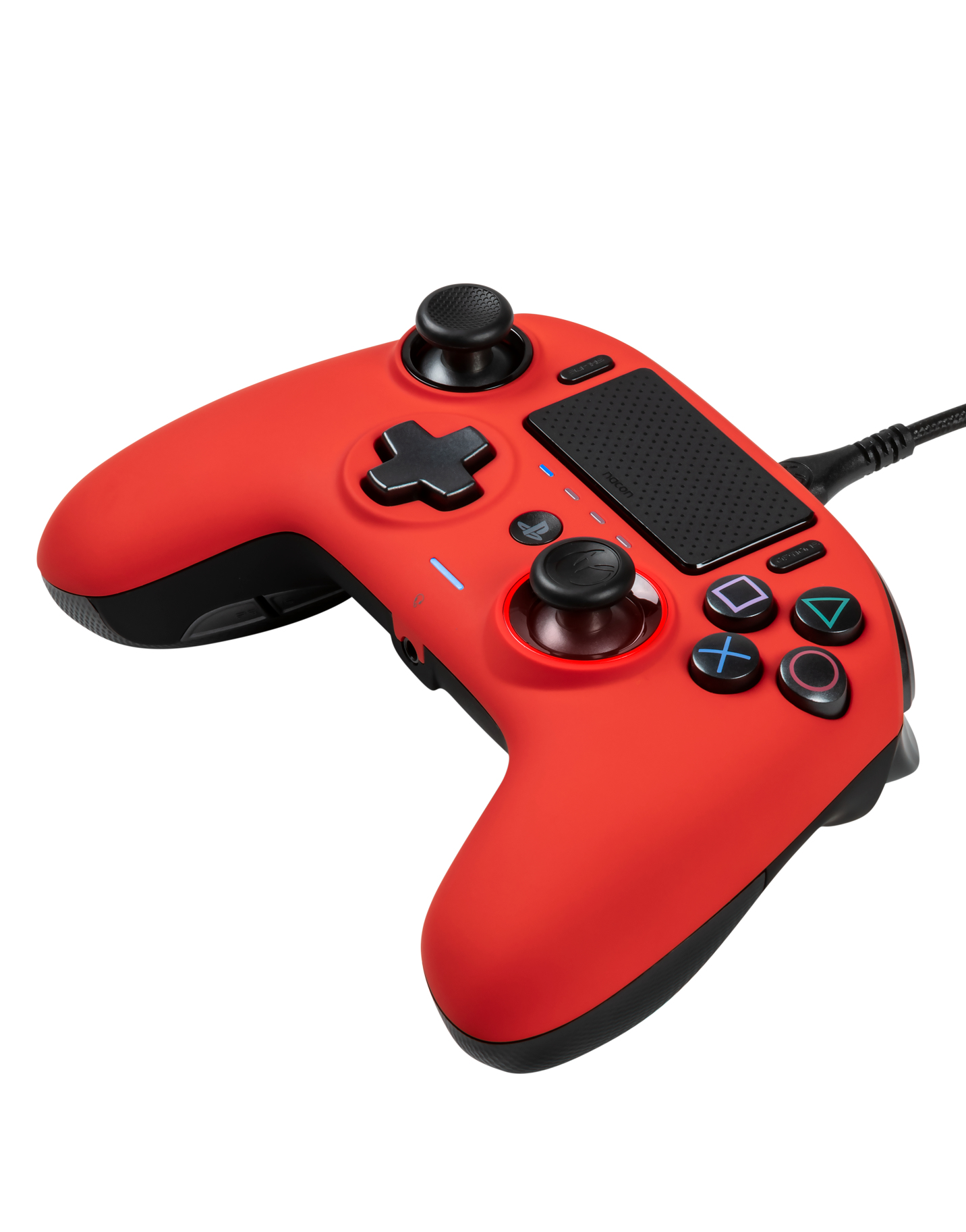 Czerwony kontroler do gier z czarnymi przyciskami i joystickami, widoczne przyciski i kabel.