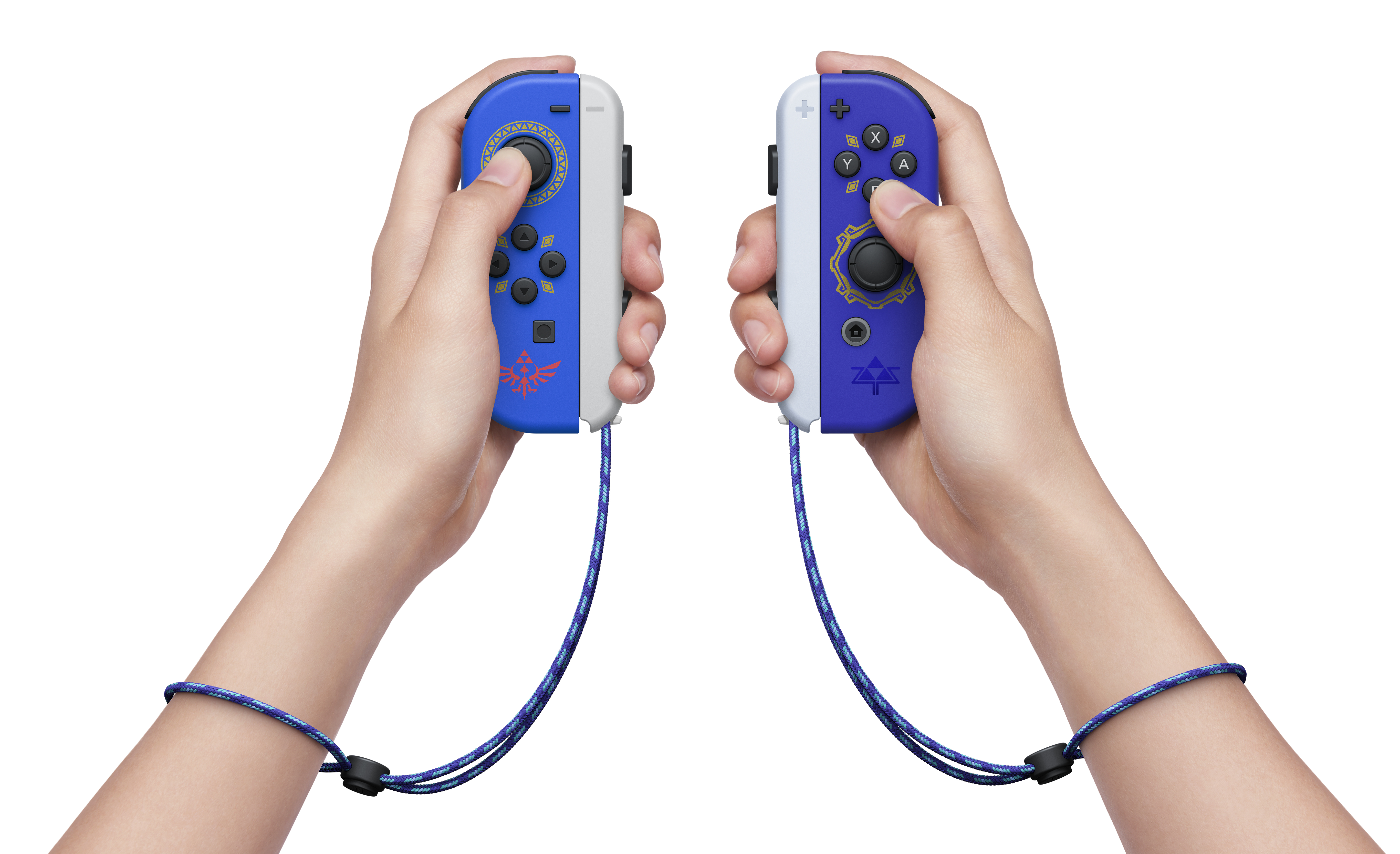Hände, die zwei blau-weiße Nintendo Switch Joy-Cons halten, mit Zelda-Designs und Handgelenkschlaufen.