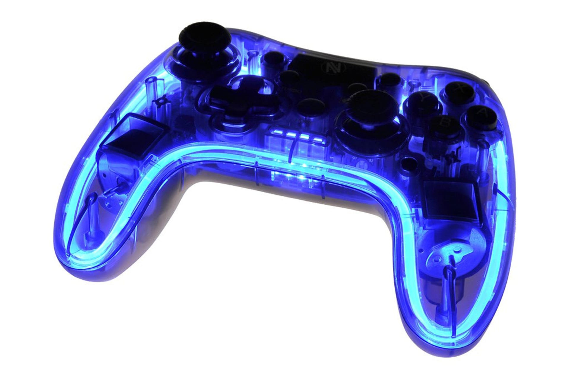 Blau neonbeleuchteter transparenter Gamecontroller, weißer Hintergrund.